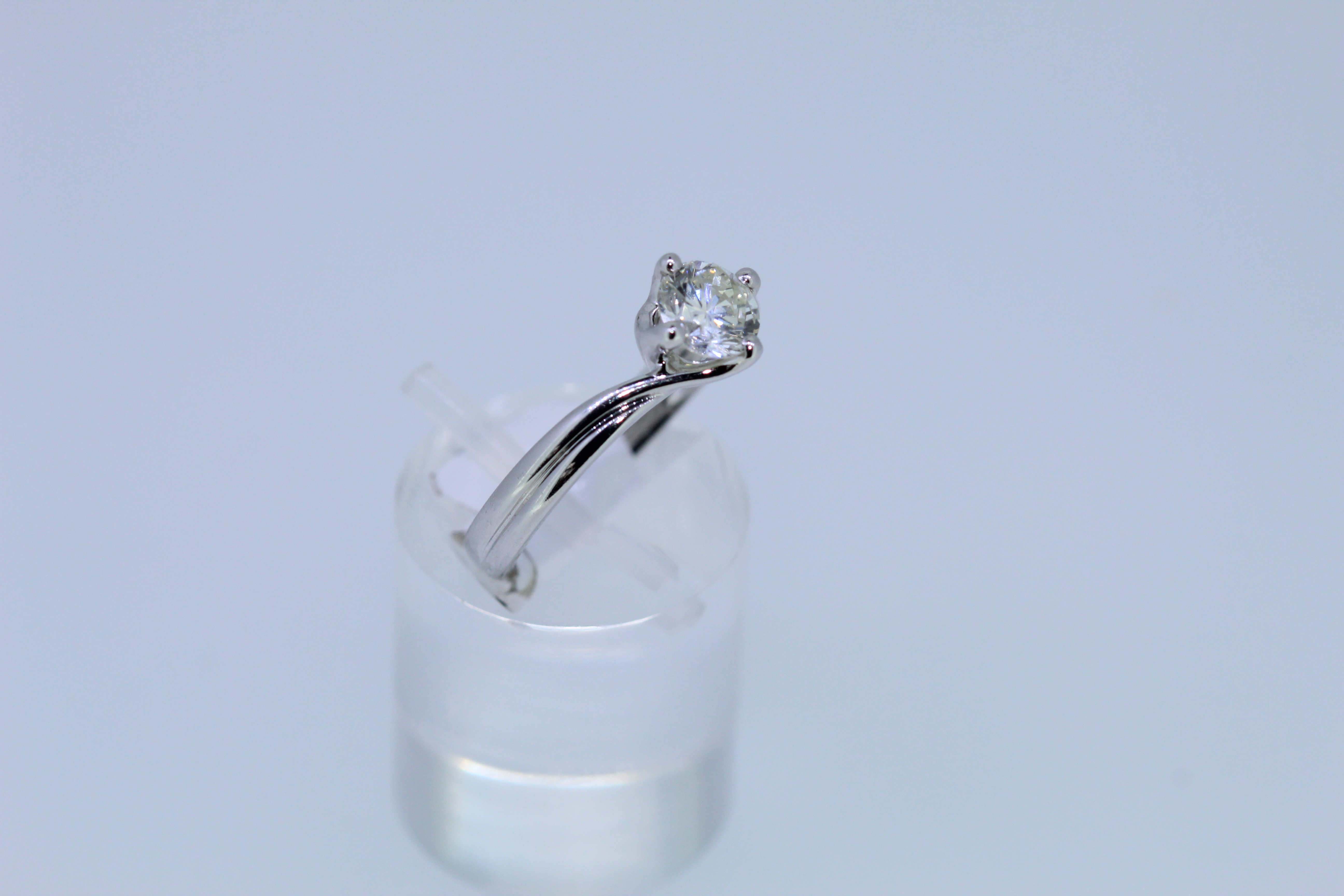 18ct White Gold Diamond Solitaire Ring - Image 2 of 4