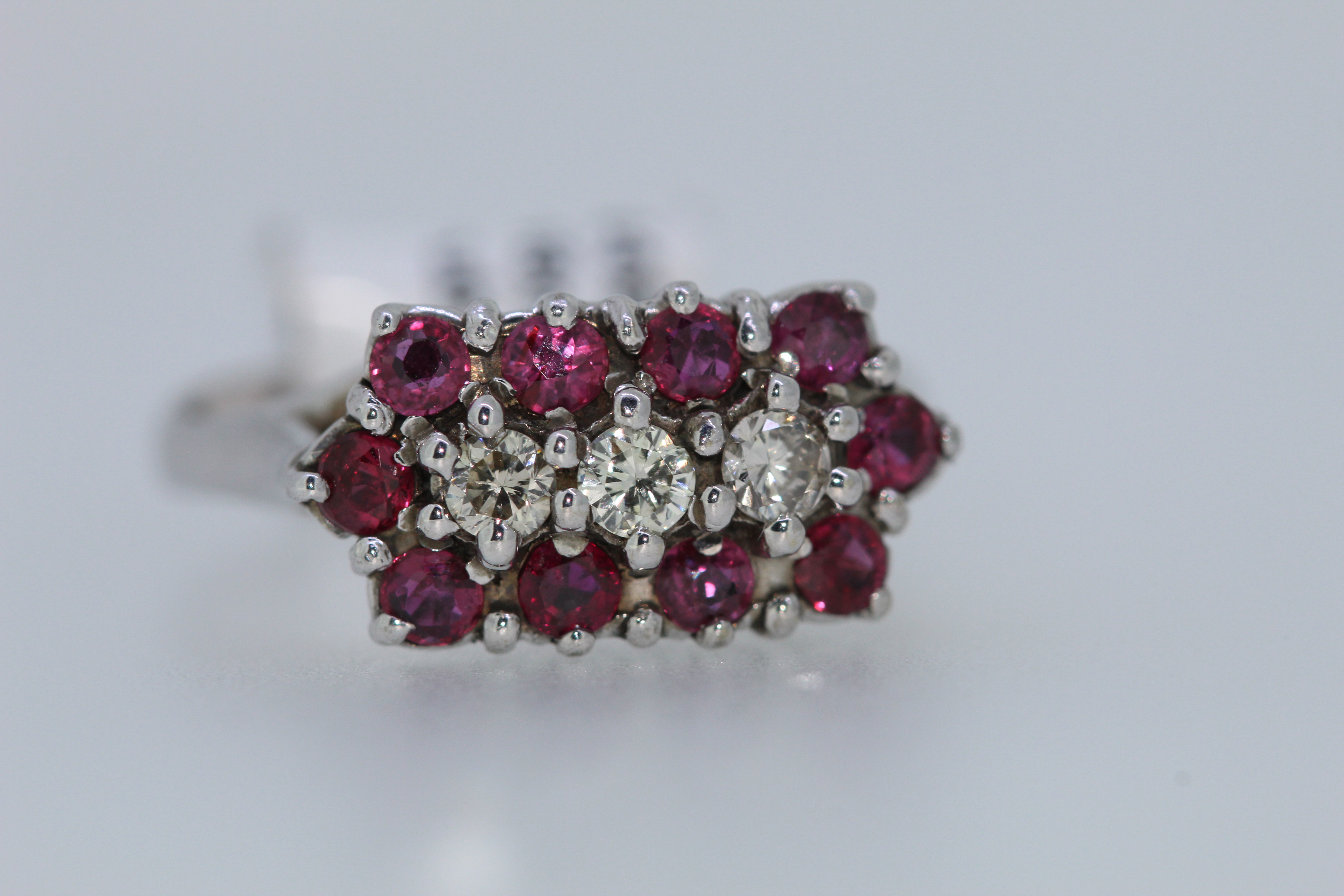 18ct White Gold Ruby And Diamond Ring - Image 5 of 5