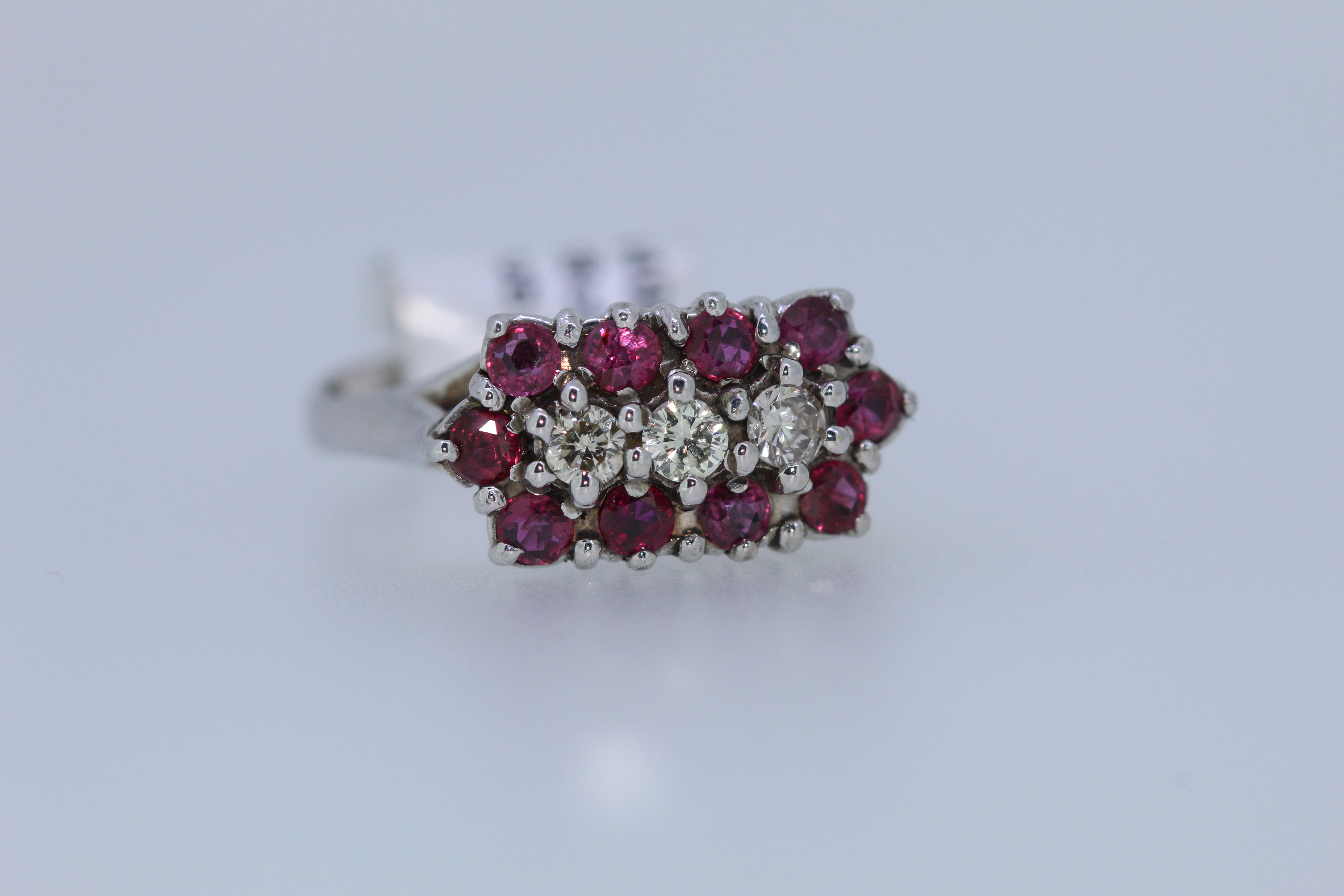 18ct White Gold Ruby And Diamond Ring - Image 4 of 5