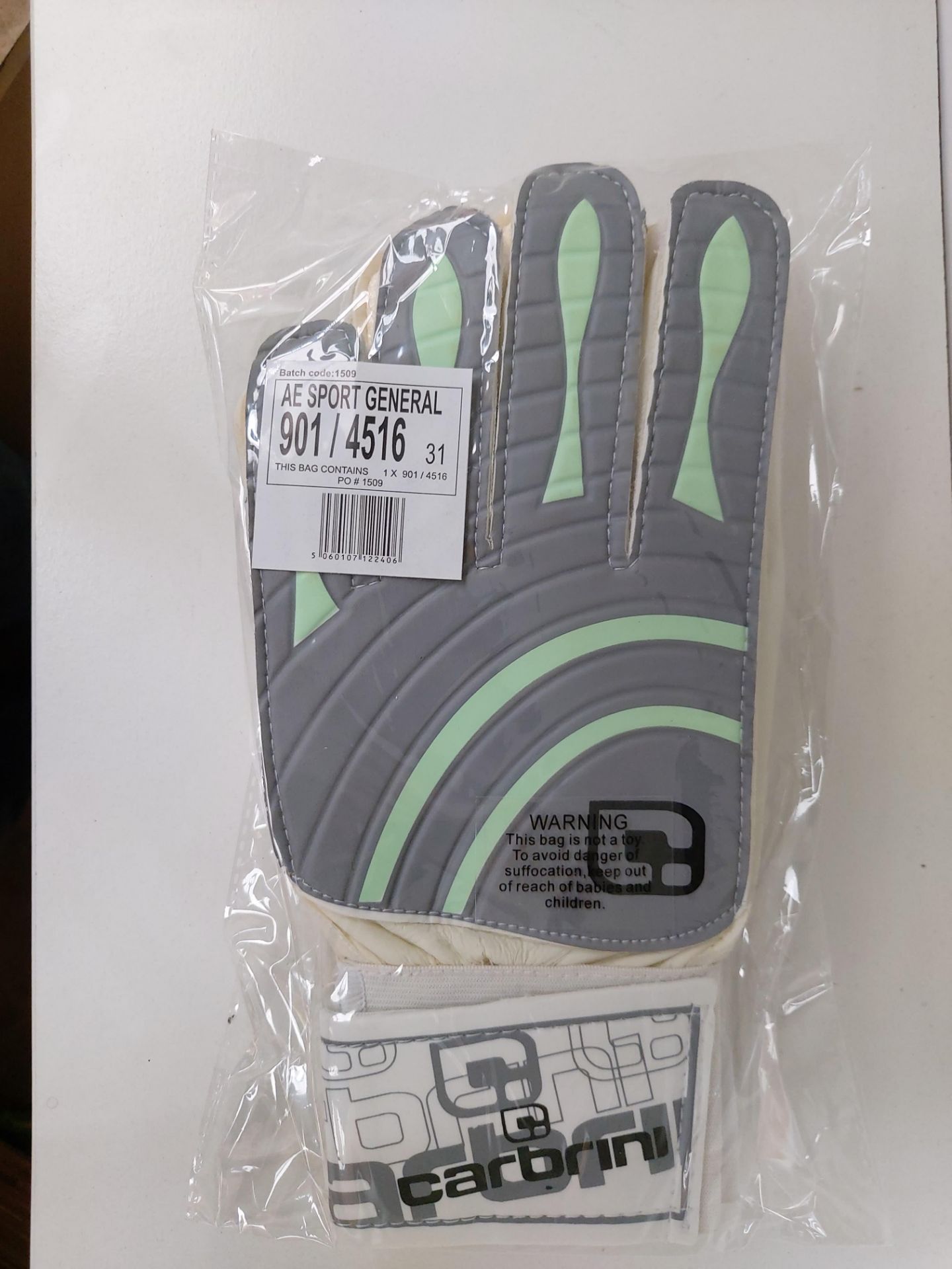 100 X Carbrini Junior Football Gloves Brand New In Packaging Rrp £9.99 - Image 2 of 2
