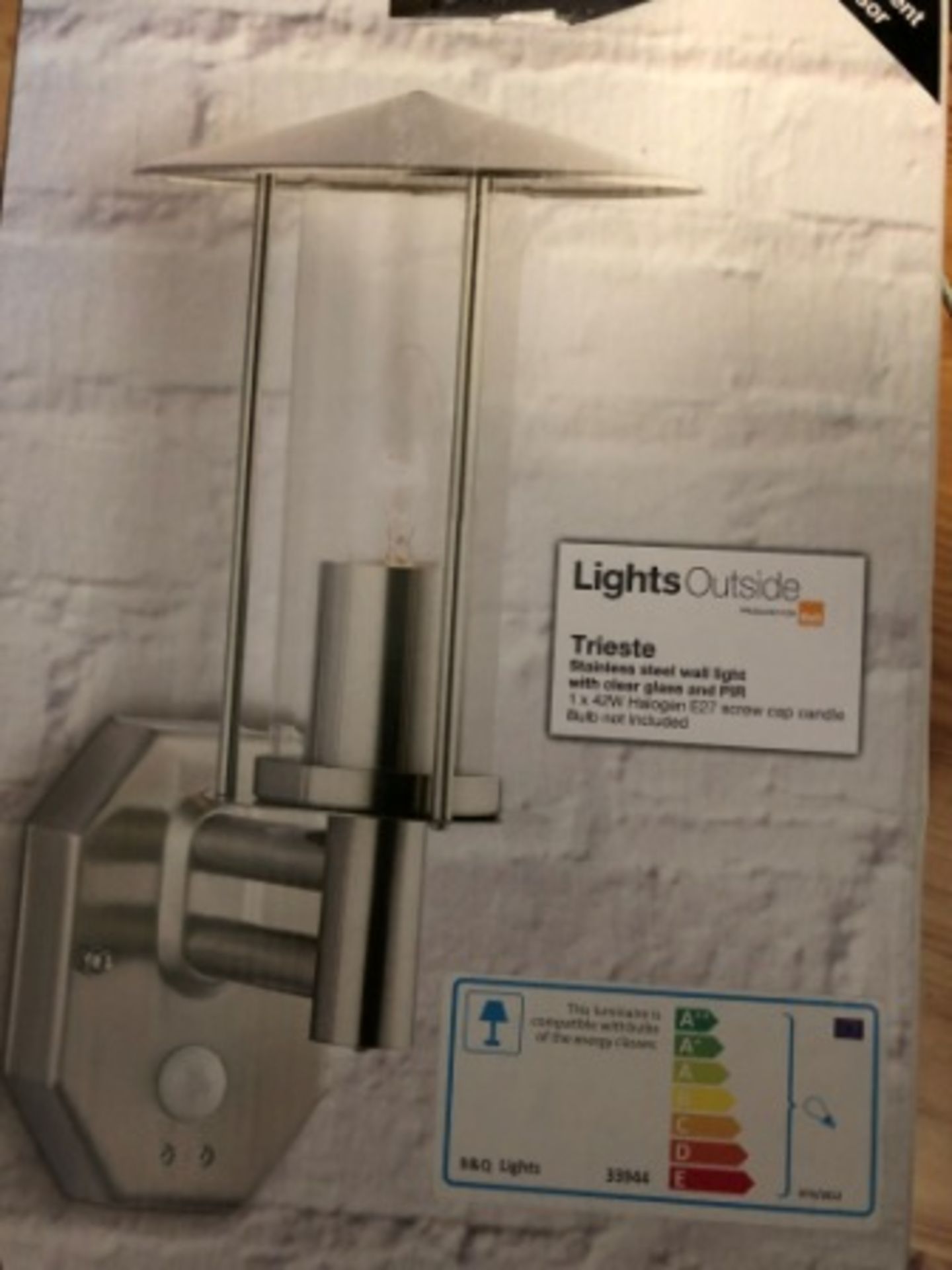 1X STAINLESS STEEL WALL LIGHT OUTDOORS IP44 RATED WITH MOVEMENT SENSOR TAKES ES LAMP IDEAL FOR LEDS