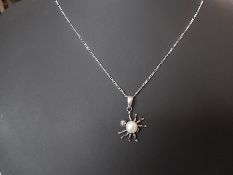 Necklace with pendant with pearl spider