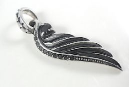 Silver pendant wing shaped with Onyx