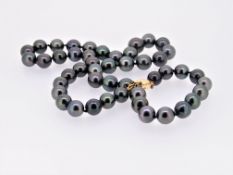 Certified High Luster Tahitian Pearls Necklace 18K Yellow Gold 2 Diamond Clasp