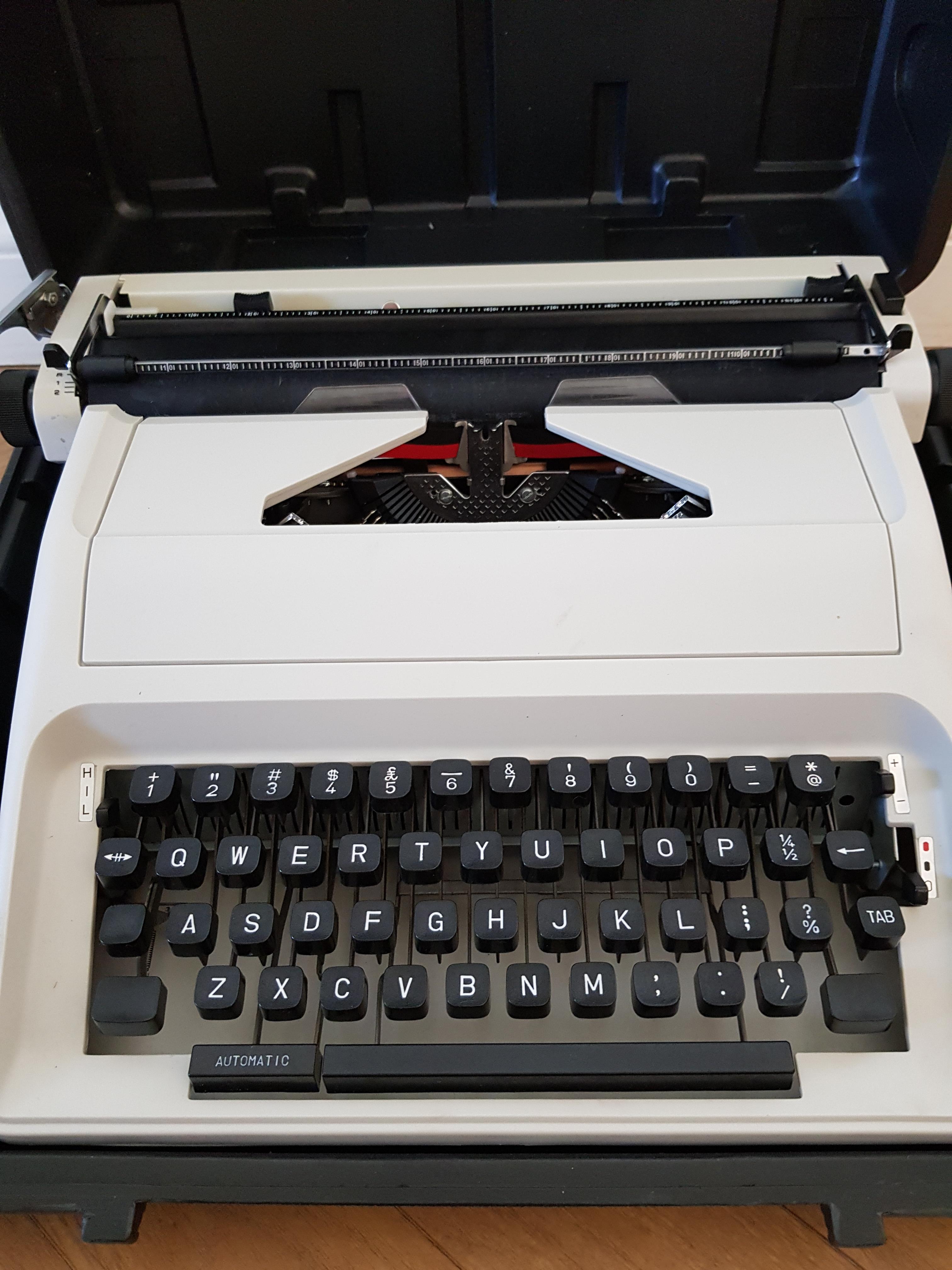 Retro Typewriter with case - Image 2 of 3