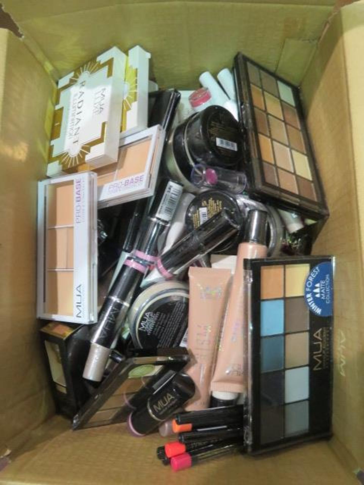 (Z67) Circa. 200 items of various new make up acadamy make up to include: ultra fine loose sett...