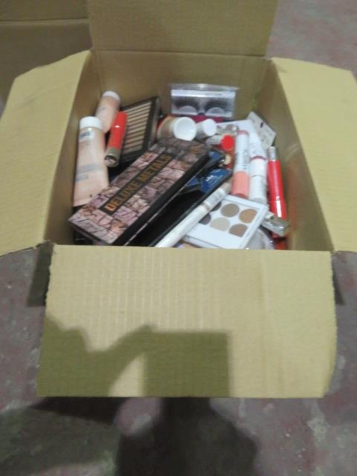 (Z83) Circa. 200 items of various new make up acadamy make up to include: deluxe metals eyeshad... - Image 2 of 2