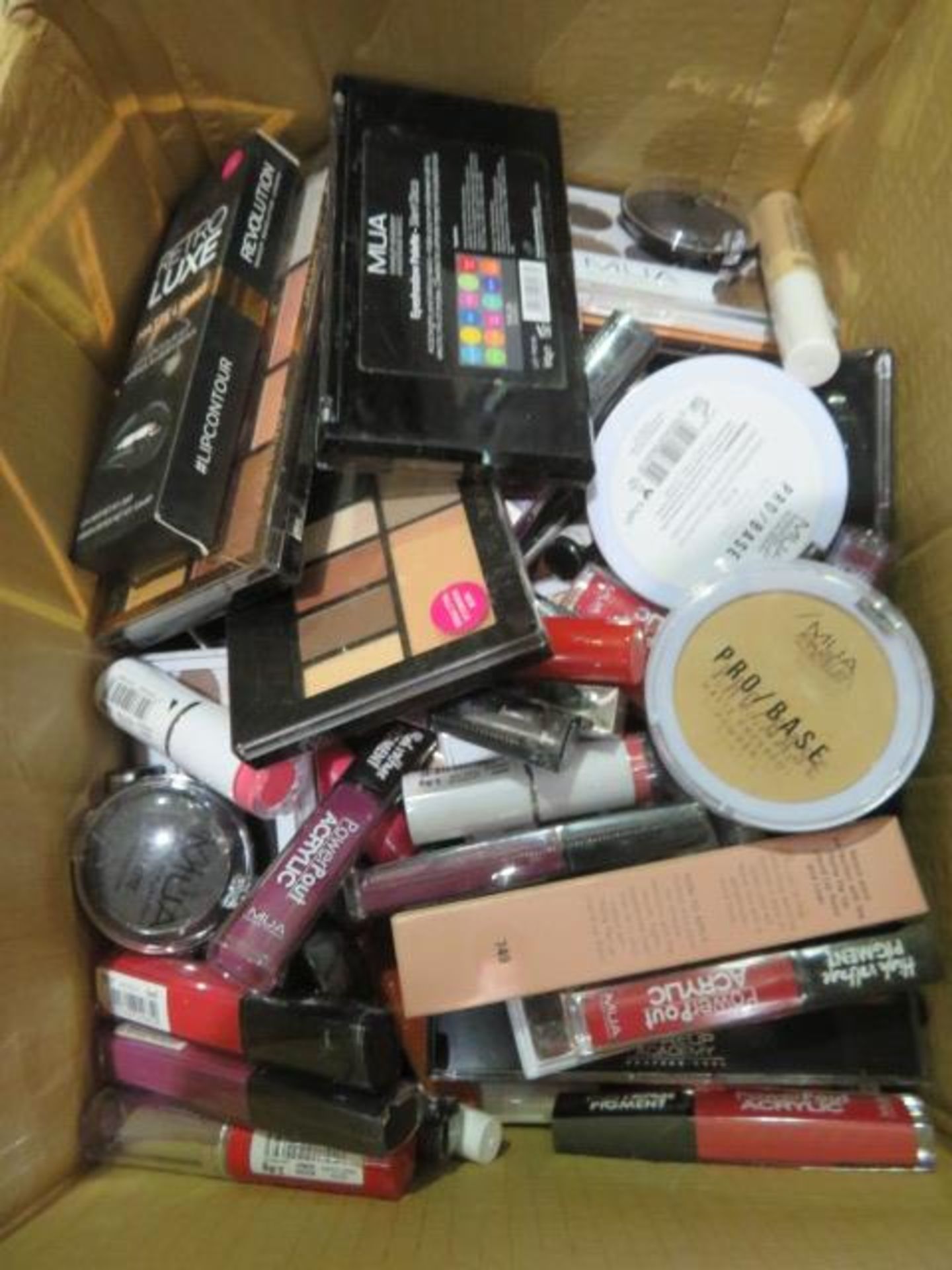 (Z79) Circa. 200 items of various new make up acadamy make up to include: barry M matte me up l...