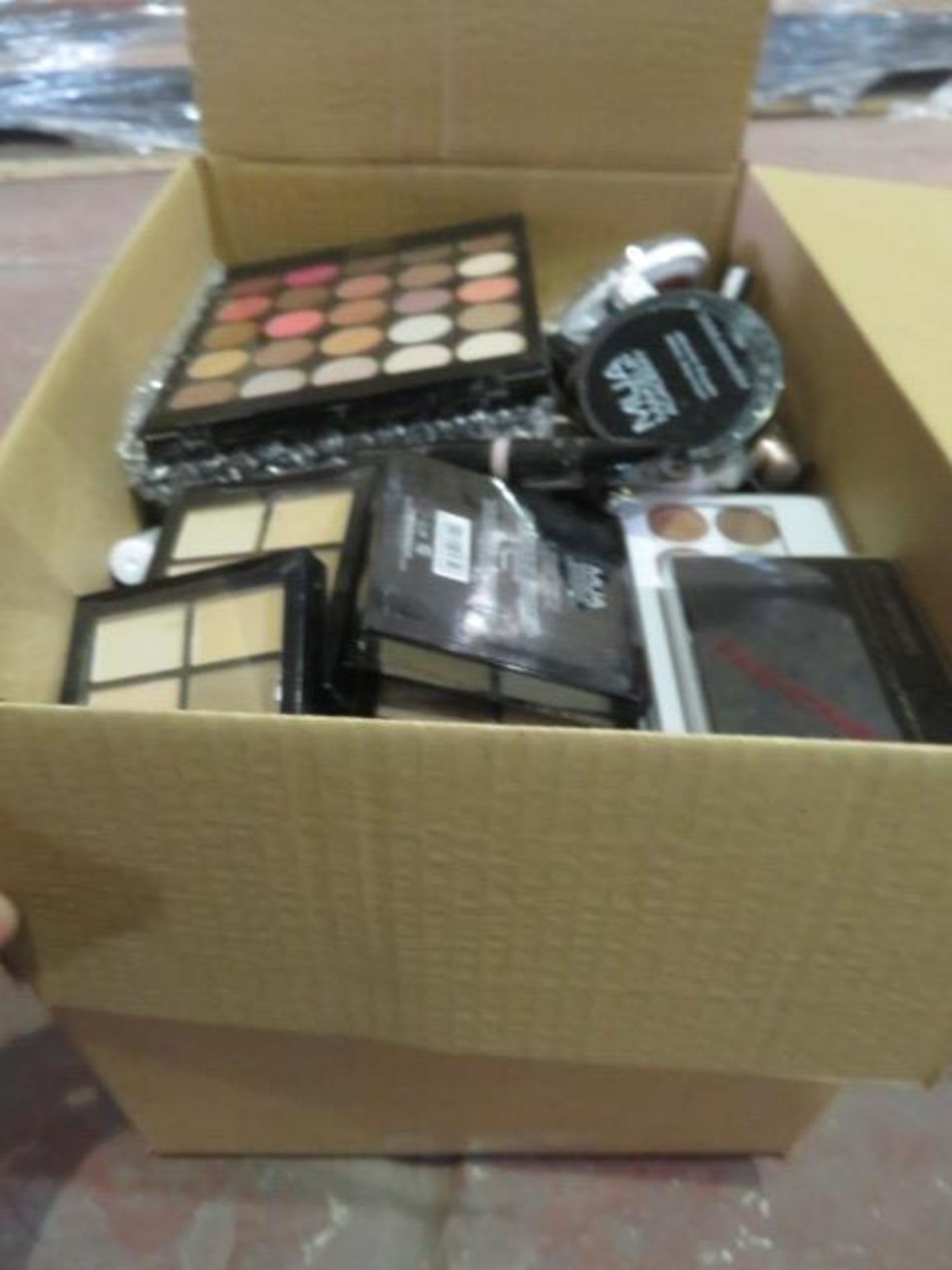 (Z95) Circa. 200 items of various new make up acadamy make up to include: ultra fine loose sett... - Image 2 of 2