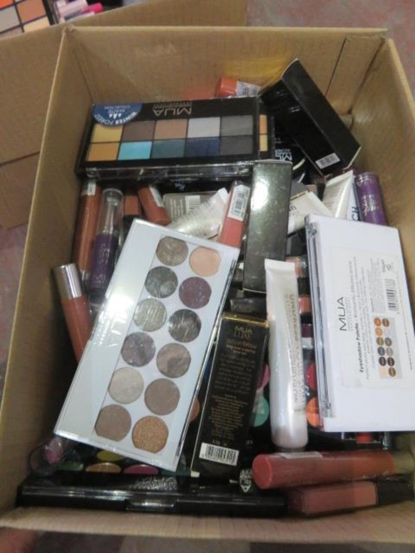 (Z90) Circa. 200 items of various new make up acadamy make up to include: eye shadow palette, i...