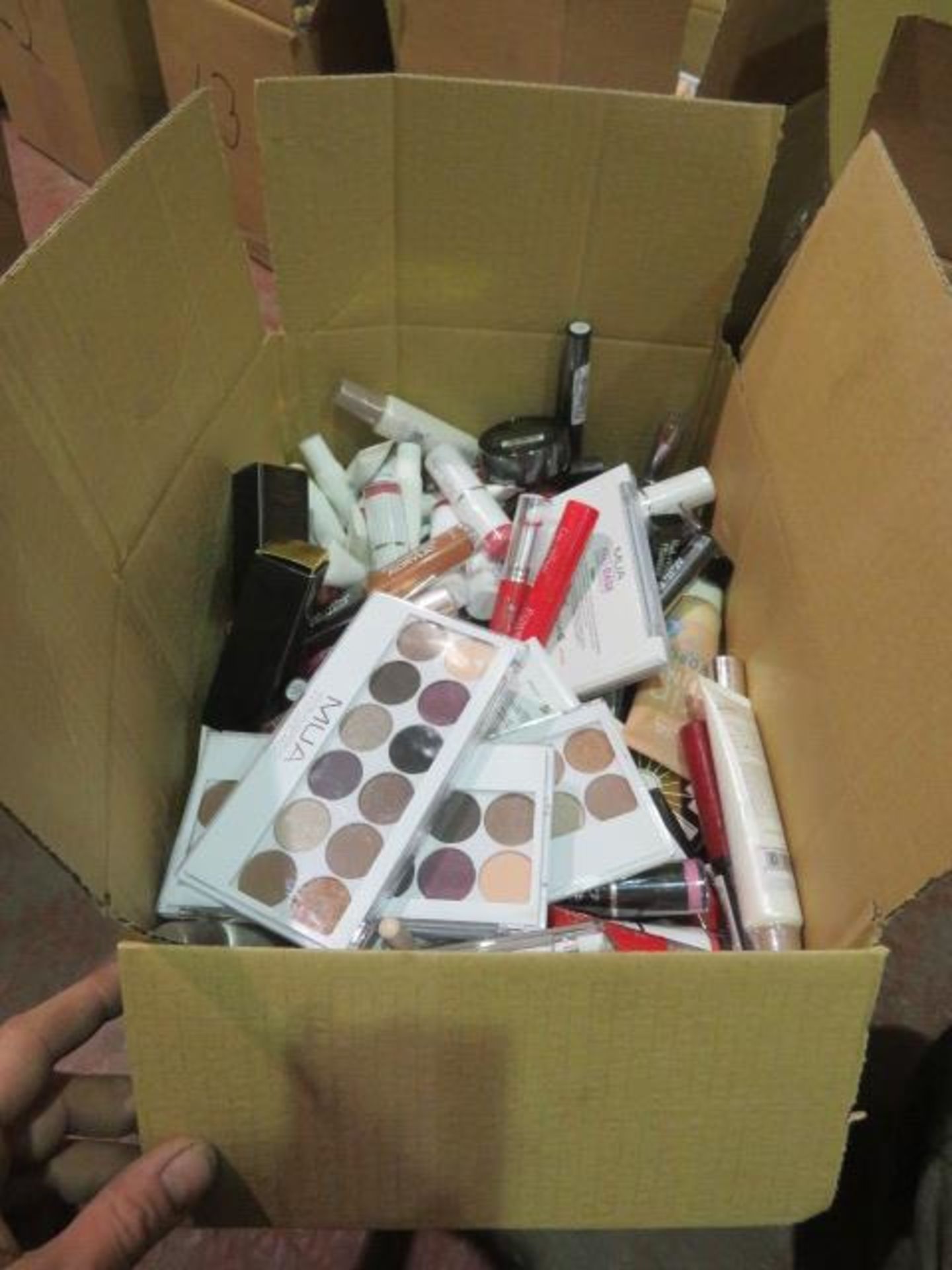 (Z65) Circa. 200 items of various new make up acadamy make up to include: skin define hydro fou...
