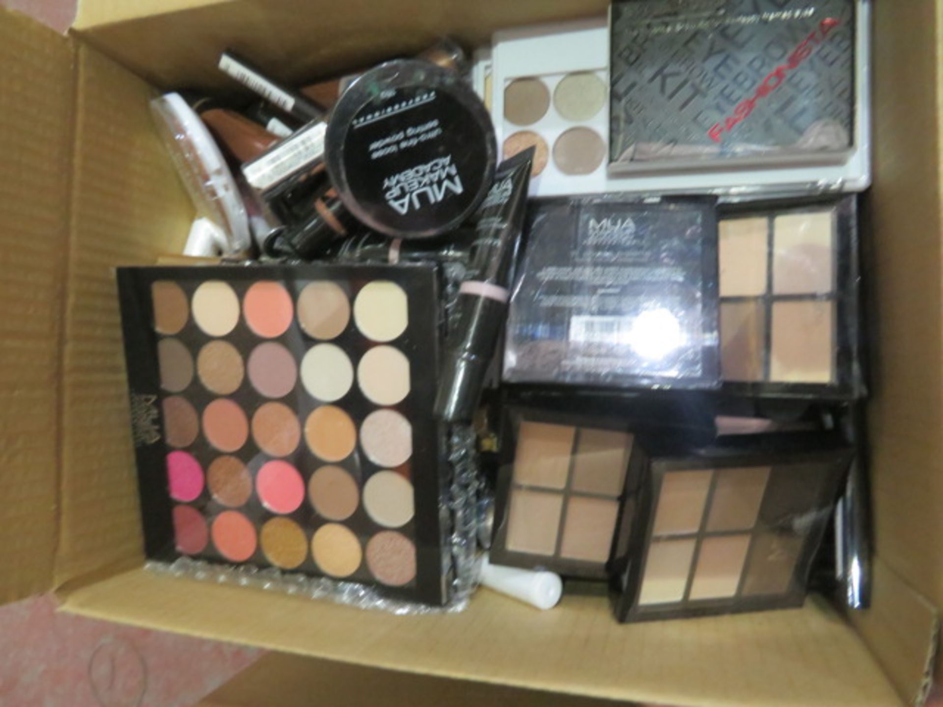 (Z95) Circa. 200 items of various new make up acadamy make up to include: ultra fine loose sett...