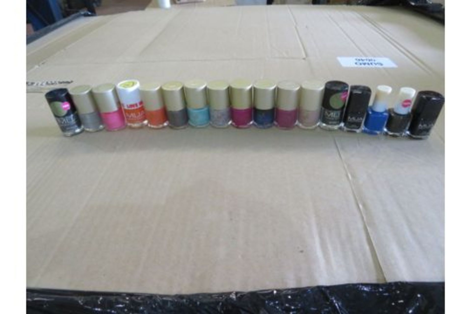 40,150 x Various nail varnish. Includes a selection of colours and styles.