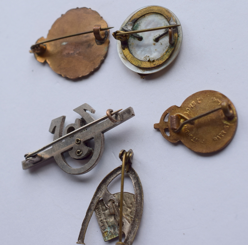 Set Of 5 Vintage Sweetheart Brooches - Image 2 of 3