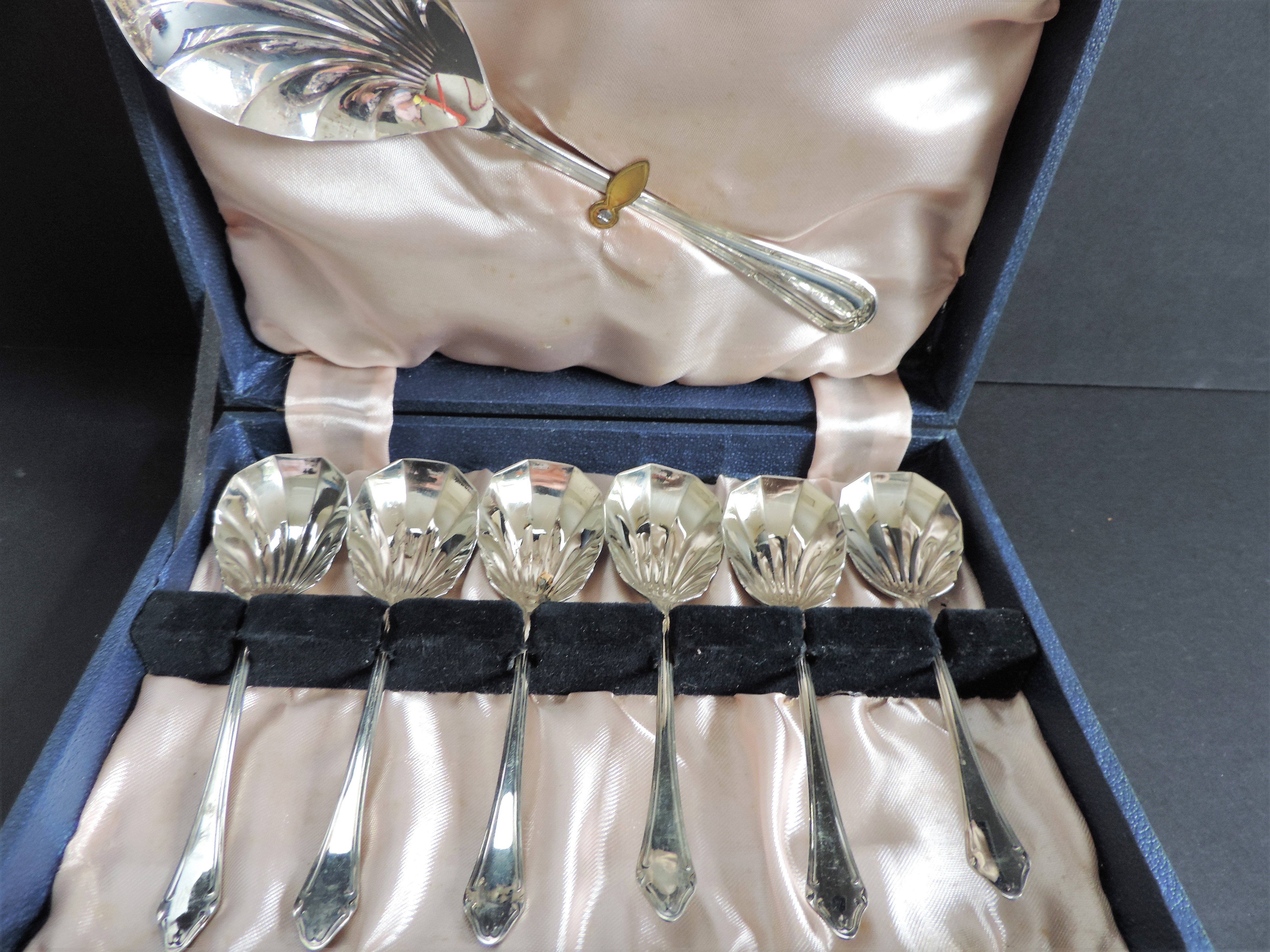 Cased Set Silver Plate Dessert Spoons - Image 2 of 4
