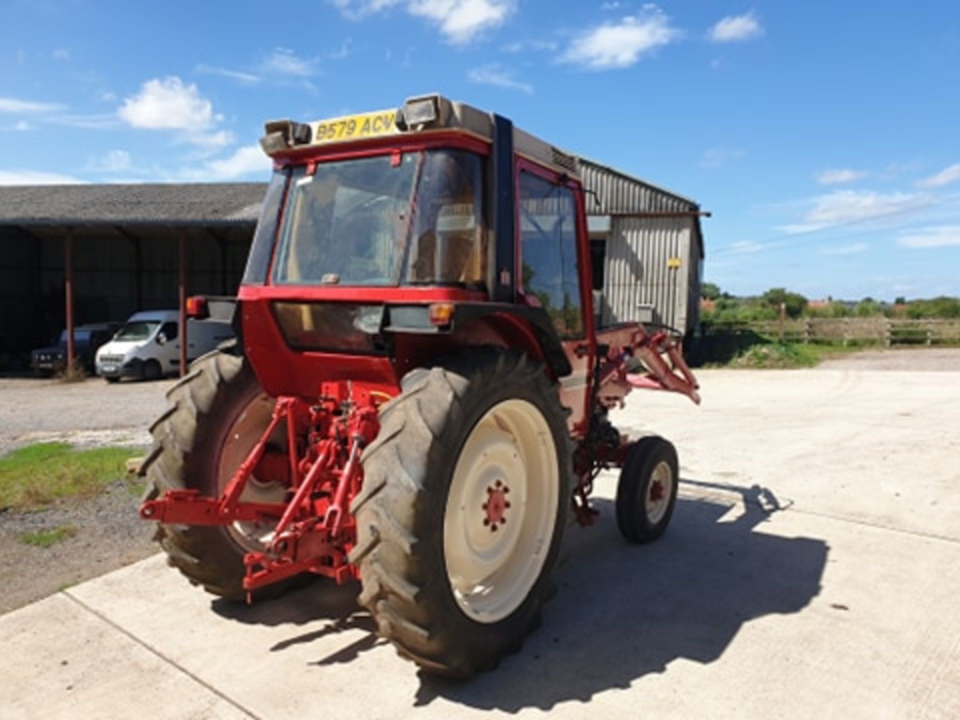 International 785 tractor + power loader - Image 4 of 9