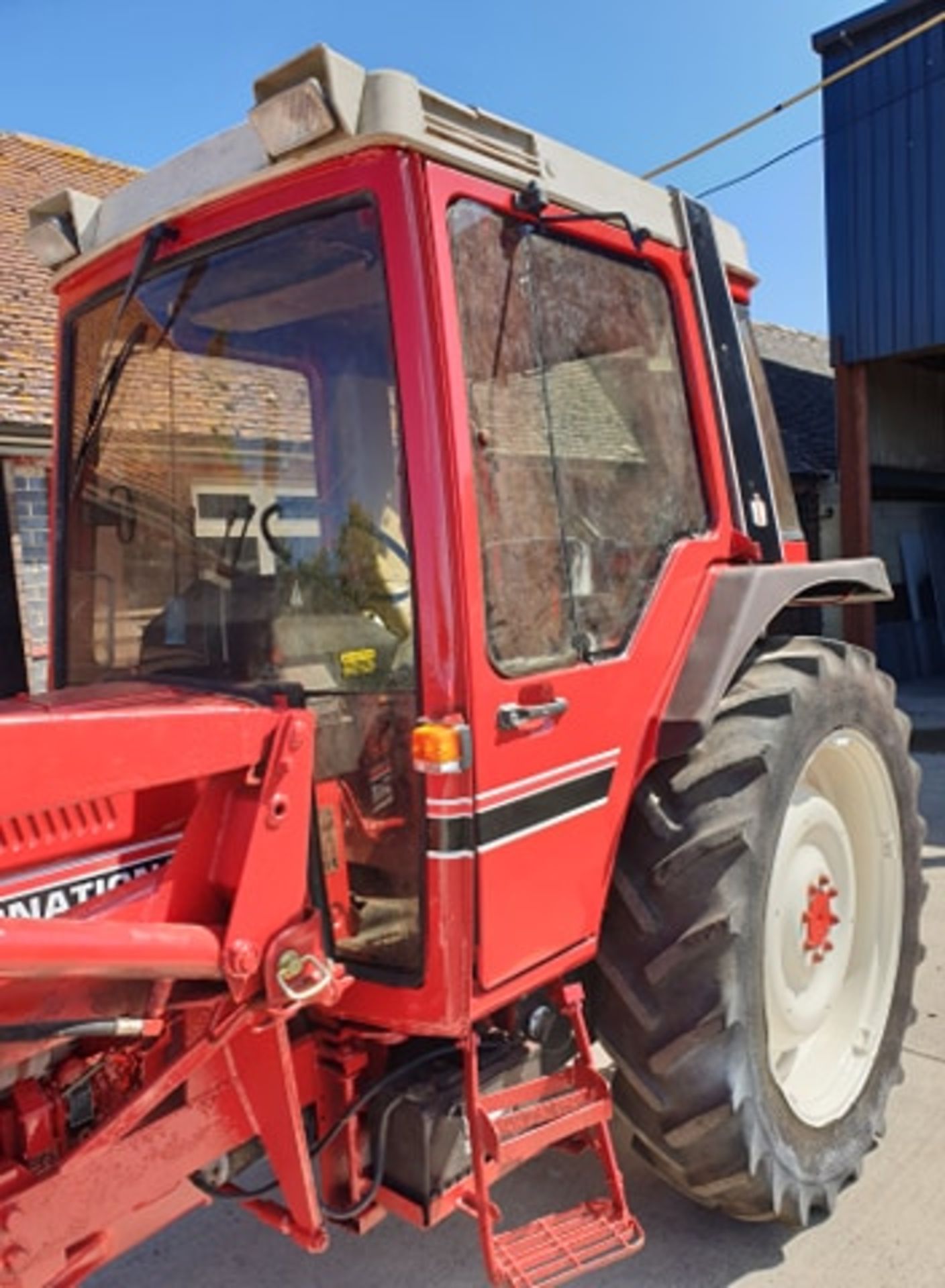 International 785 tractor + power loader - Image 2 of 9