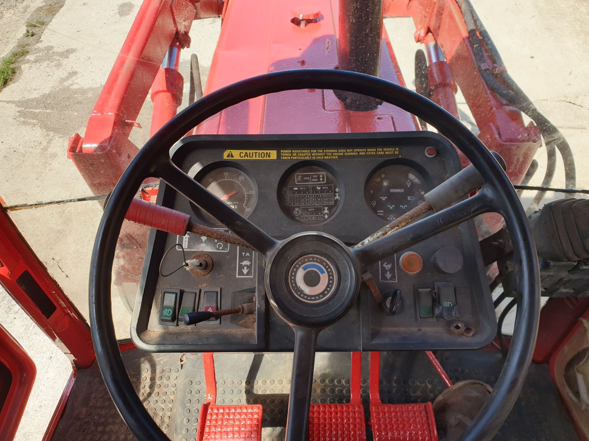 International 785 tractor + power loader - Image 6 of 9