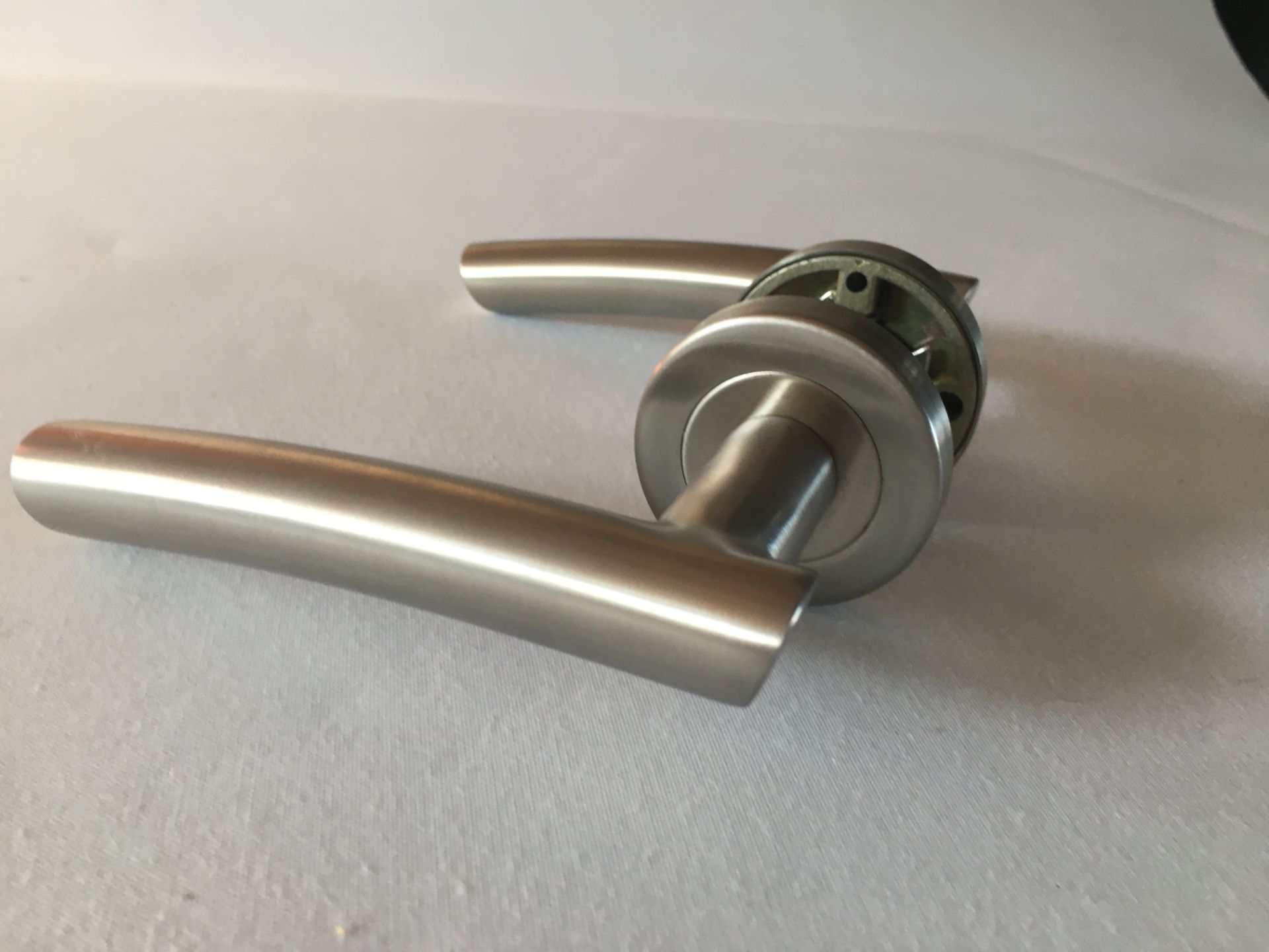 5 x pairs intelligent everest lever on rose handles satin finish - Image 3 of 4