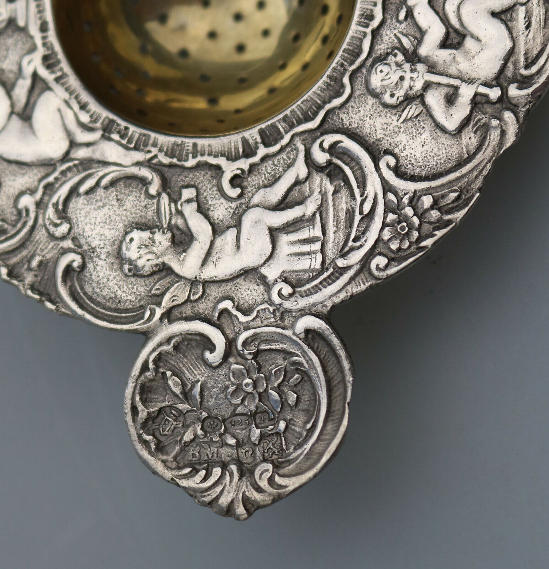 A Fine Hanau 925 Solid Silver Tea Strainer by Berthold Mueller decorated with fairies C.1906 - Image 5 of 5