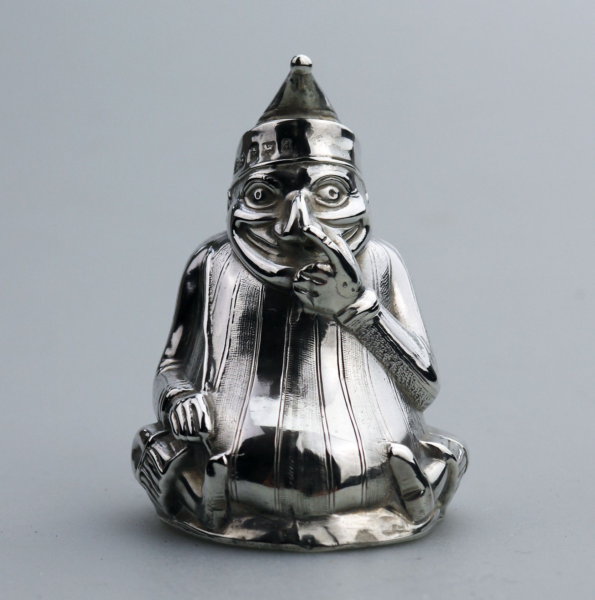 A rare solid silver novelty Mr Punch Pepper shaker by William Sparrow C.1903 - Image 2 of 8