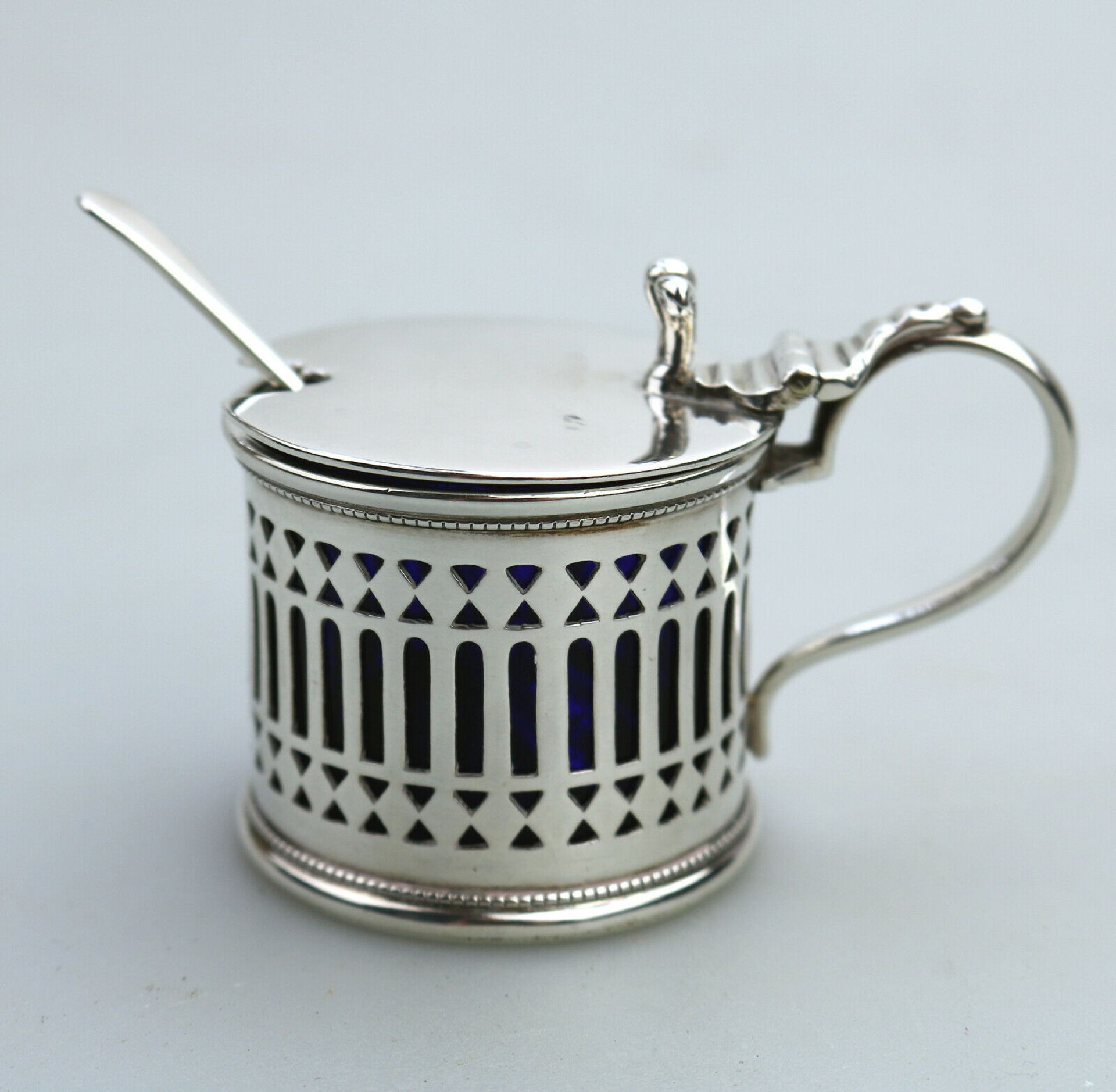 A quality solid silver Drum Mustard Pot by Stokes & Ireland - Chester 1919/20 - Image 2 of 6