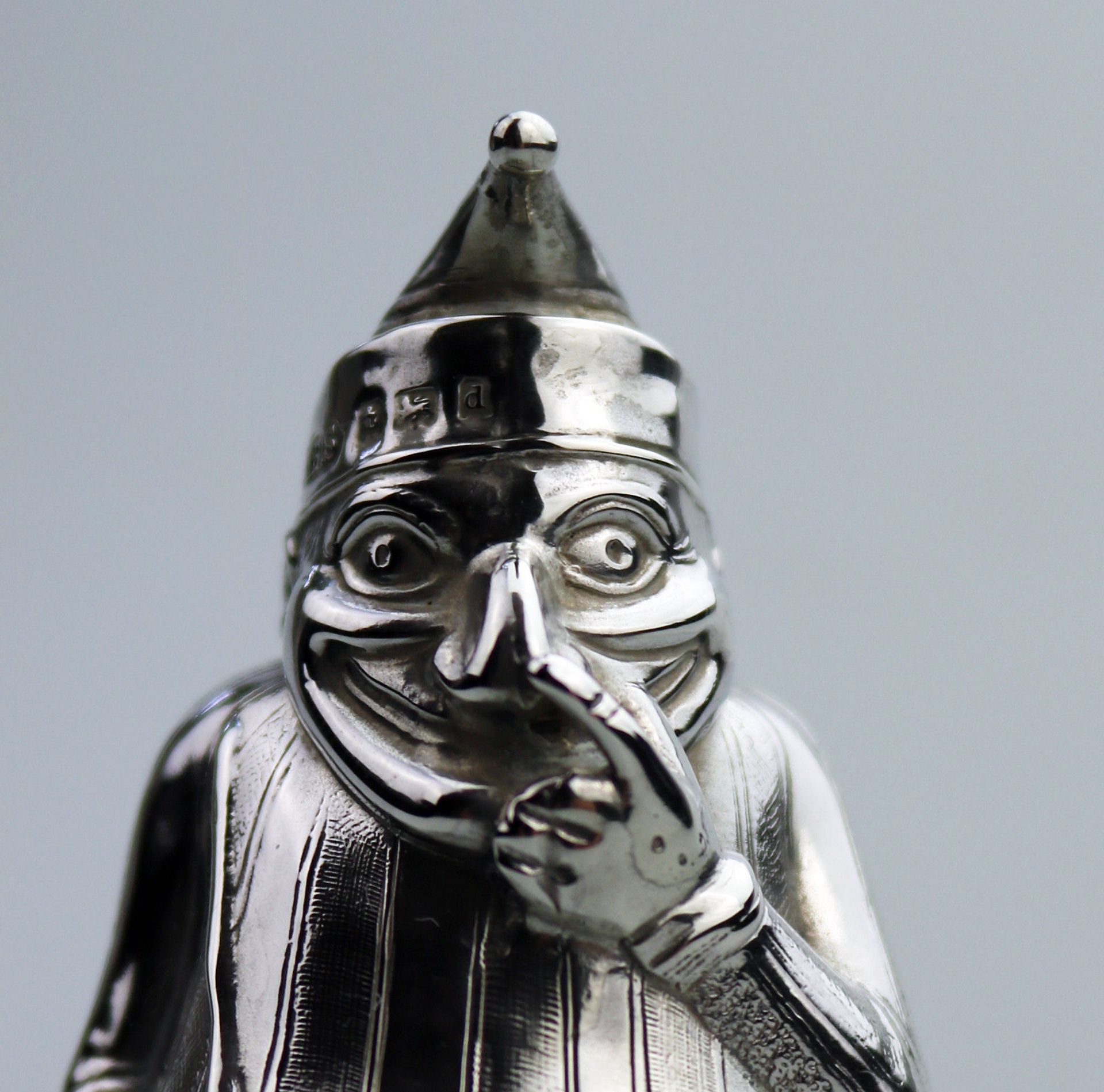 A rare solid silver novelty Mr Punch Pepper shaker by William Sparrow C.1903 - Image 7 of 8