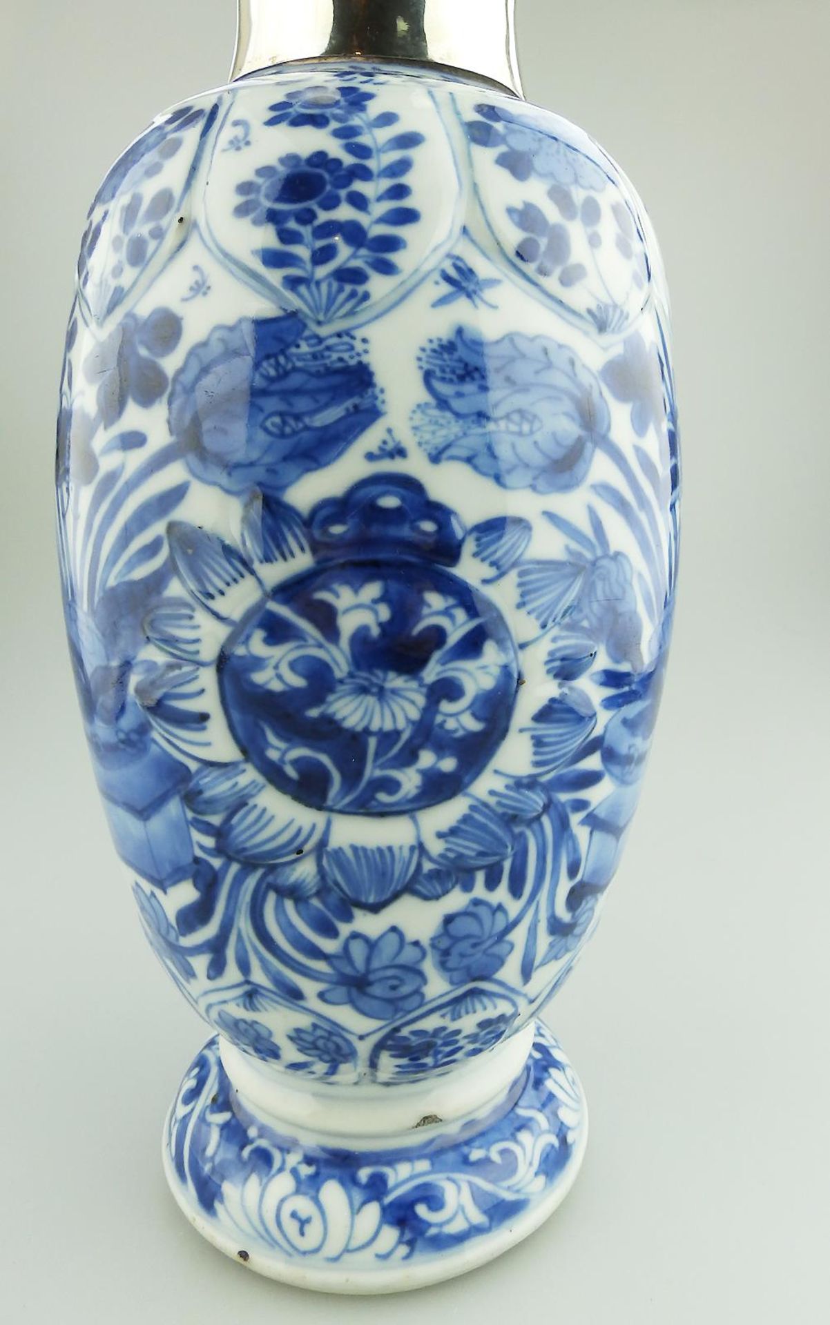 A very fine Chinese porcelain hand painted Vase C.17thC - Image 5 of 10