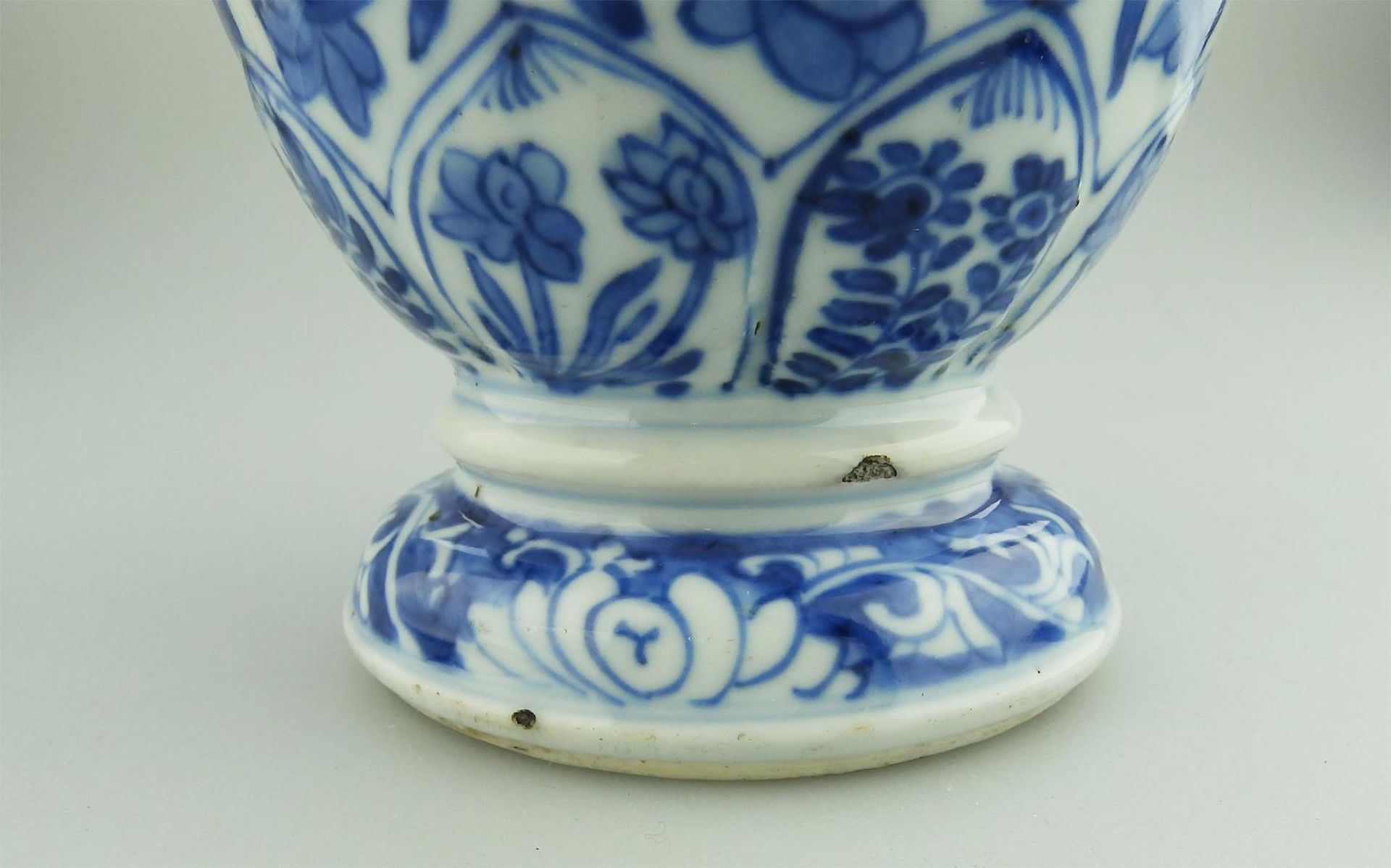 A very fine Chinese porcelain hand painted Vase C.17thC - Image 6 of 10