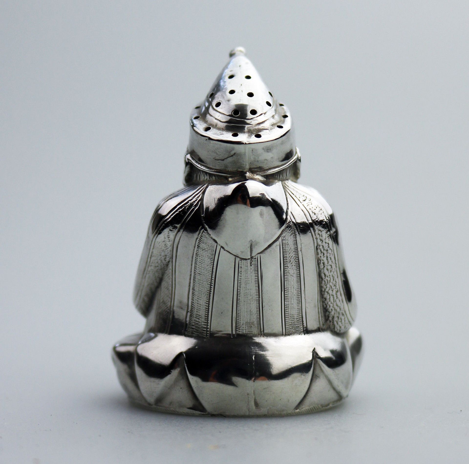 A rare solid silver novelty Mr Punch Pepper shaker by William Sparrow C.1903 - Image 5 of 8
