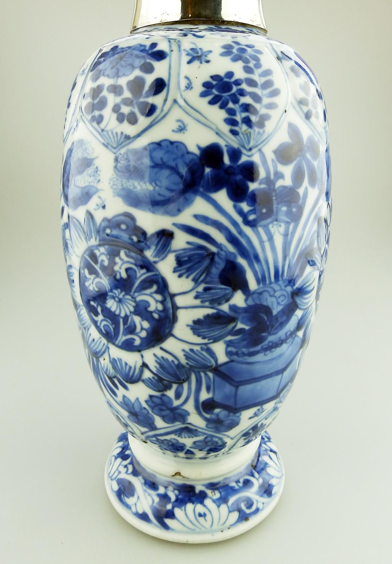 A very fine Chinese porcelain hand painted Vase C.17thC - Image 3 of 10