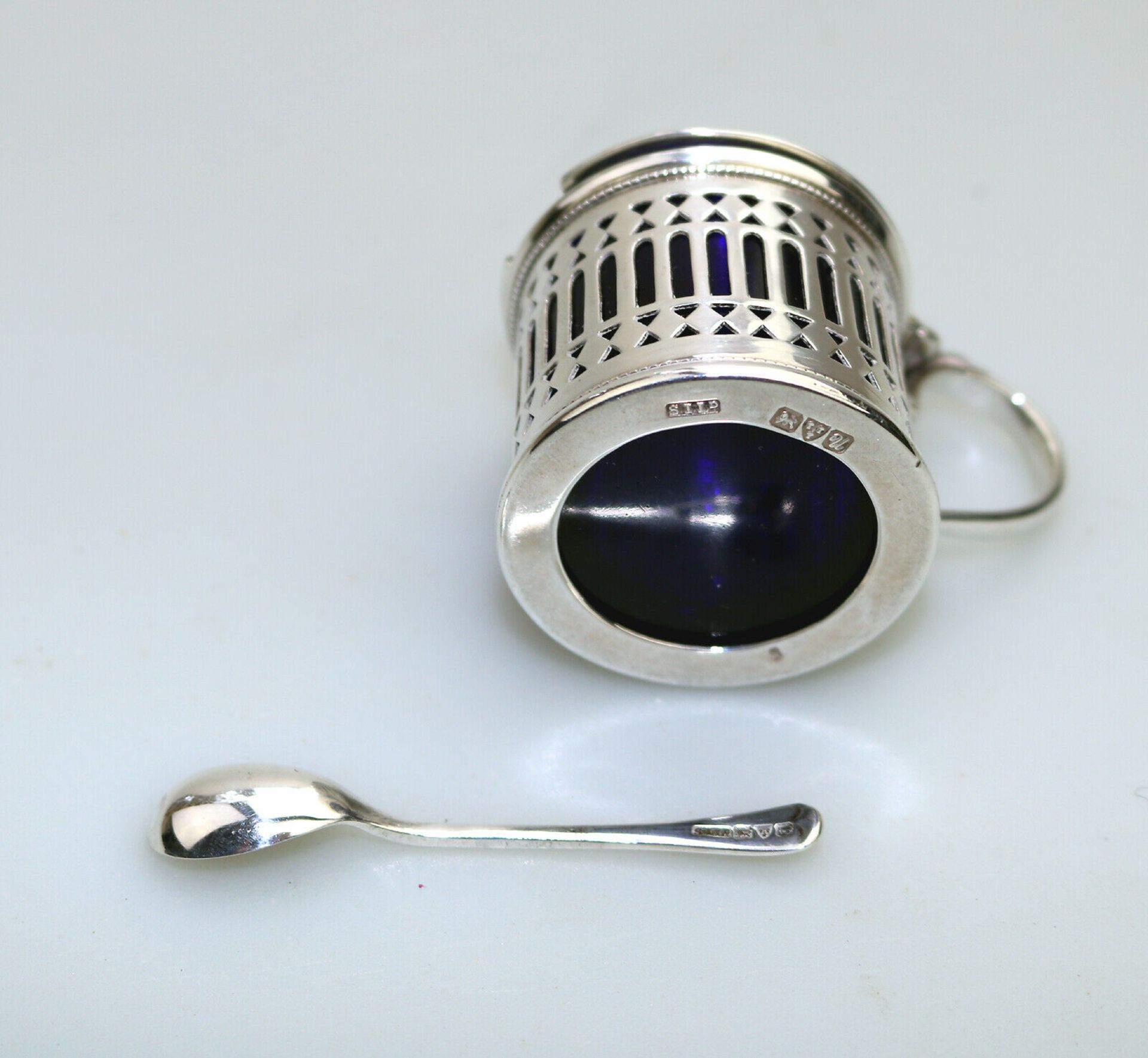 A quality solid silver Drum Mustard Pot by Stokes & Ireland - Chester 1919/20 - Image 5 of 6