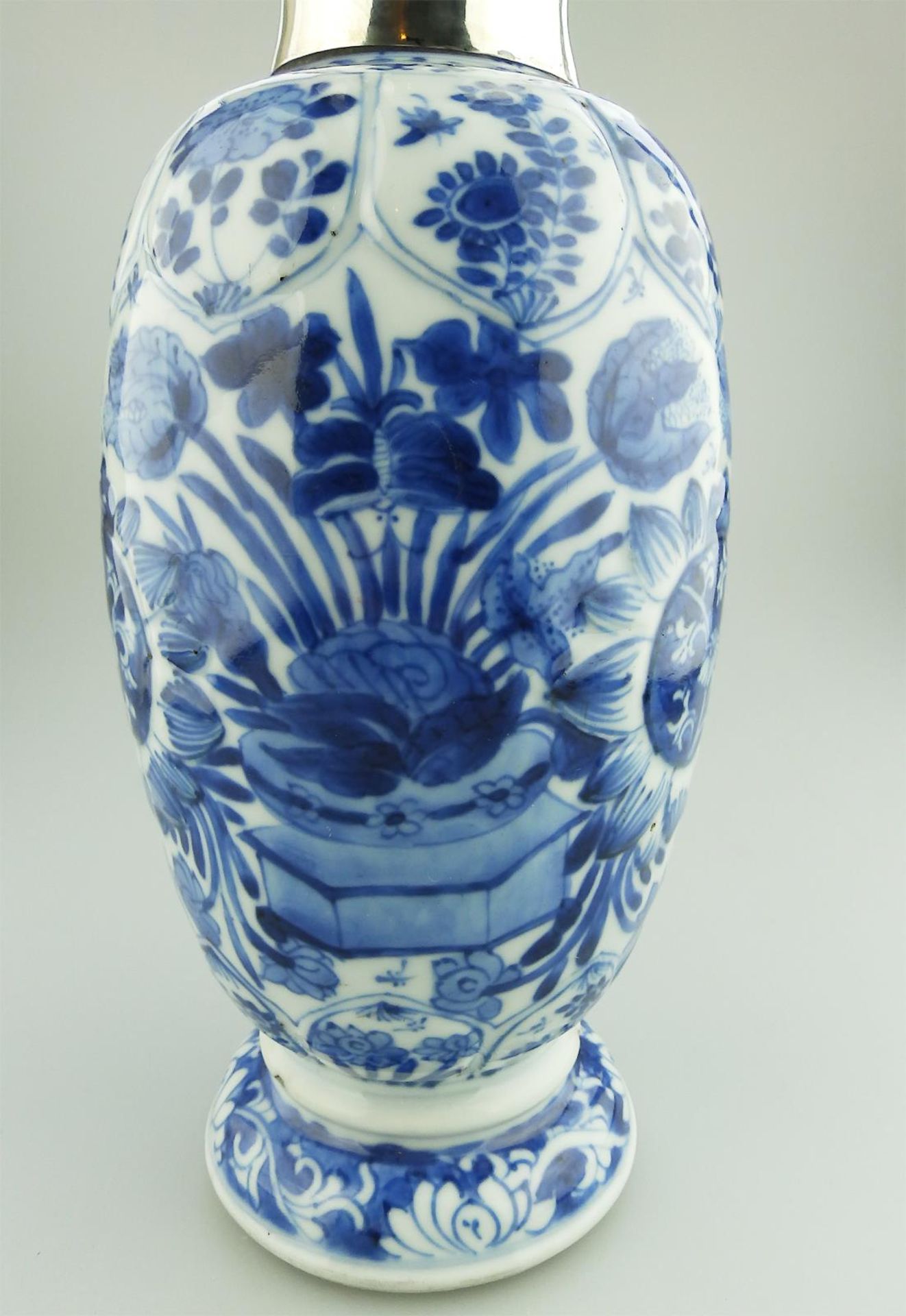 A very fine Chinese porcelain hand painted Vase C.17thC - Image 4 of 10