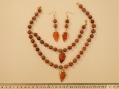 A Fossil Wood And Carnelian Arrow Heads Necklace, Bracelet And Earrings Set