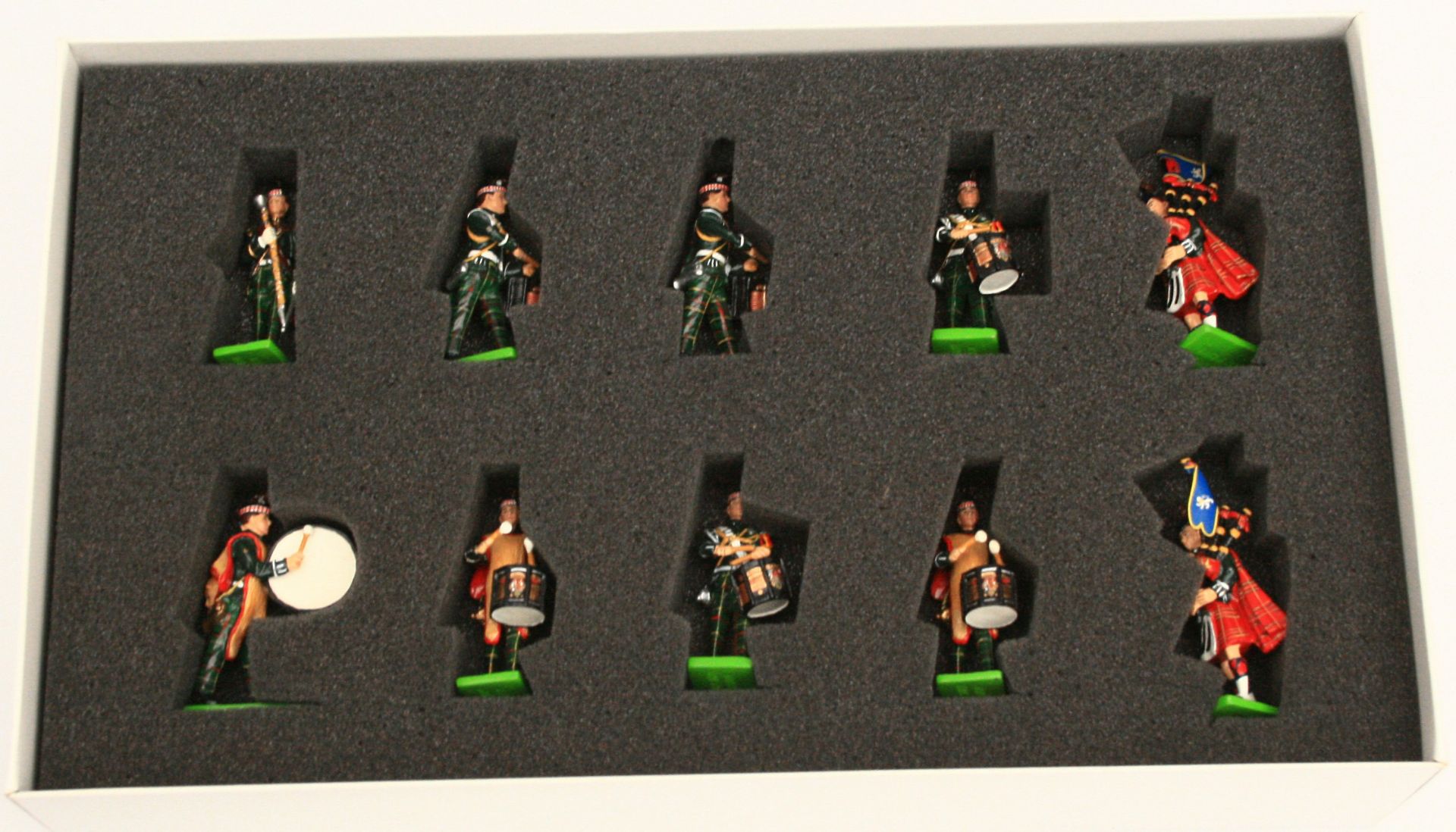 Britain's Metal Toy Soldiers Boxed Limited Edition The Pipes & Drums 1st Battalion The Royal Scots - Image 3 of 4