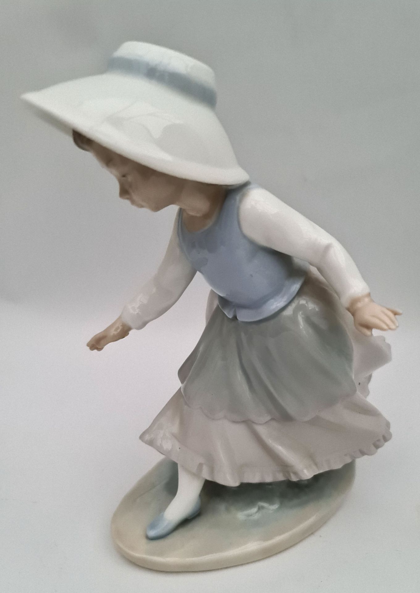 Vintage Lladro Figure 8 inches tall - Image 2 of 3