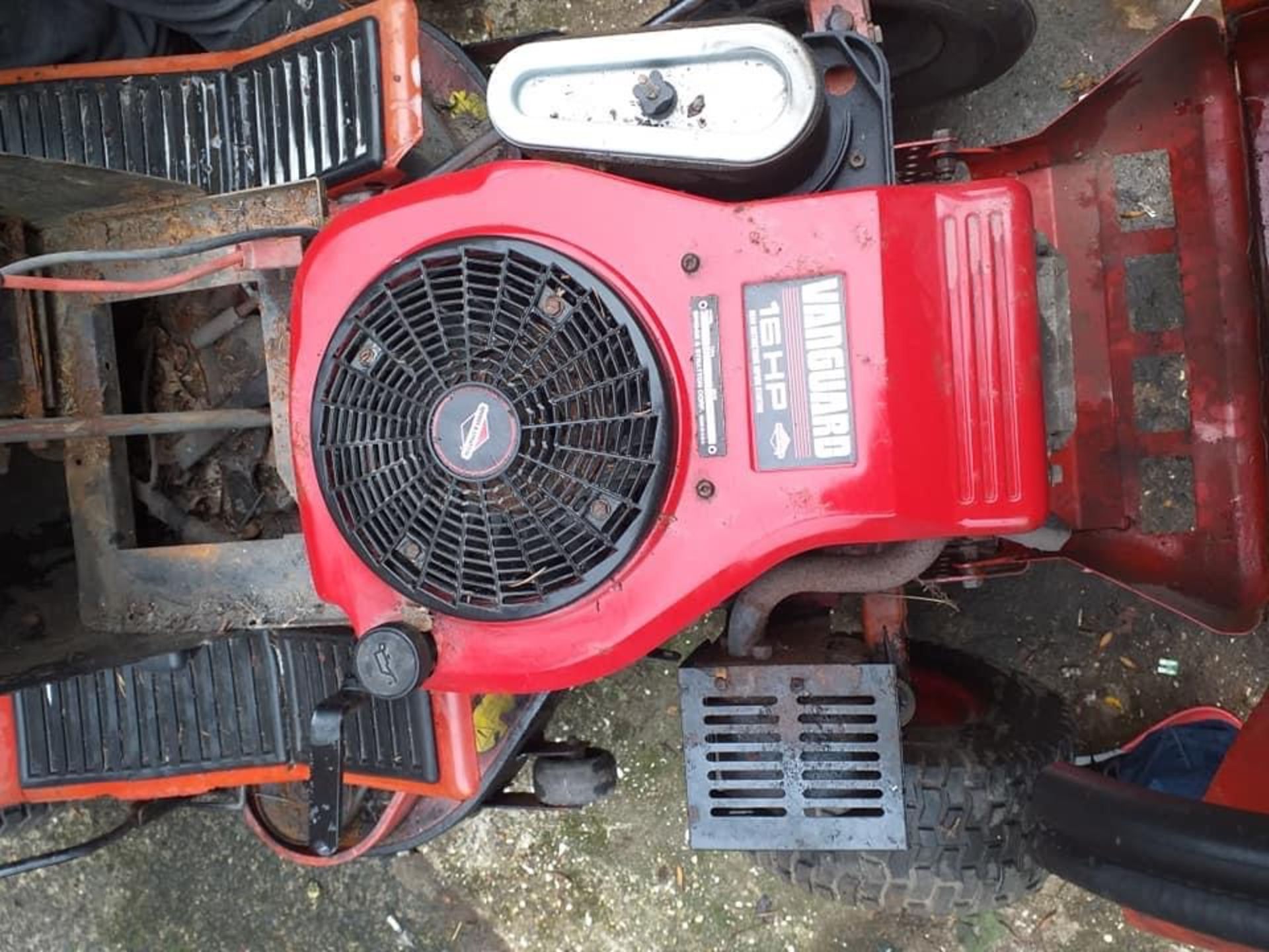 Ride on lawn mower tractor with basket - Image 2 of 5