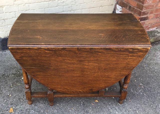 A 20 century oak gate leg table. - Image 2 of 2