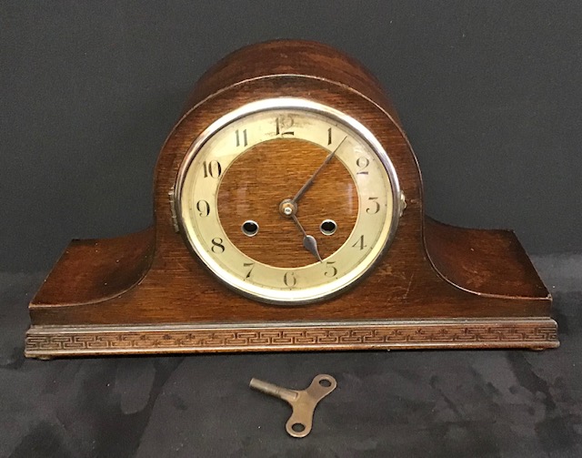 A vintage wooden cased mantle clock
