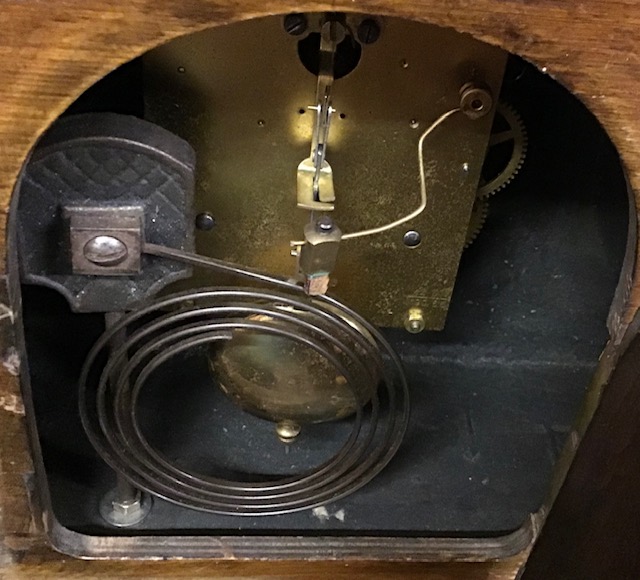 A vintage wooden cased mantle clock - Image 2 of 2
