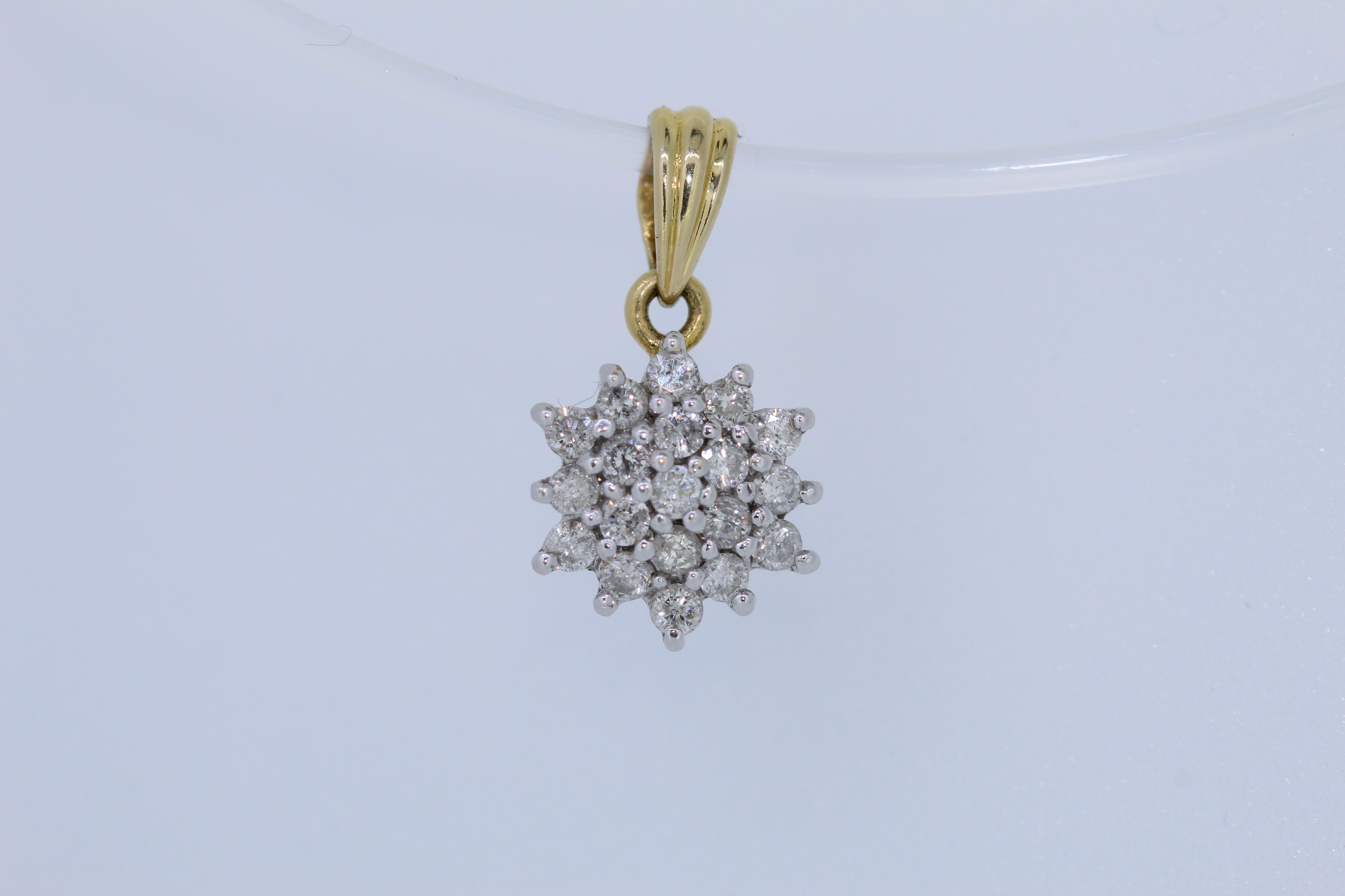 18ct Hallmark Diamond Cluster Pendant - Image 3 of 4