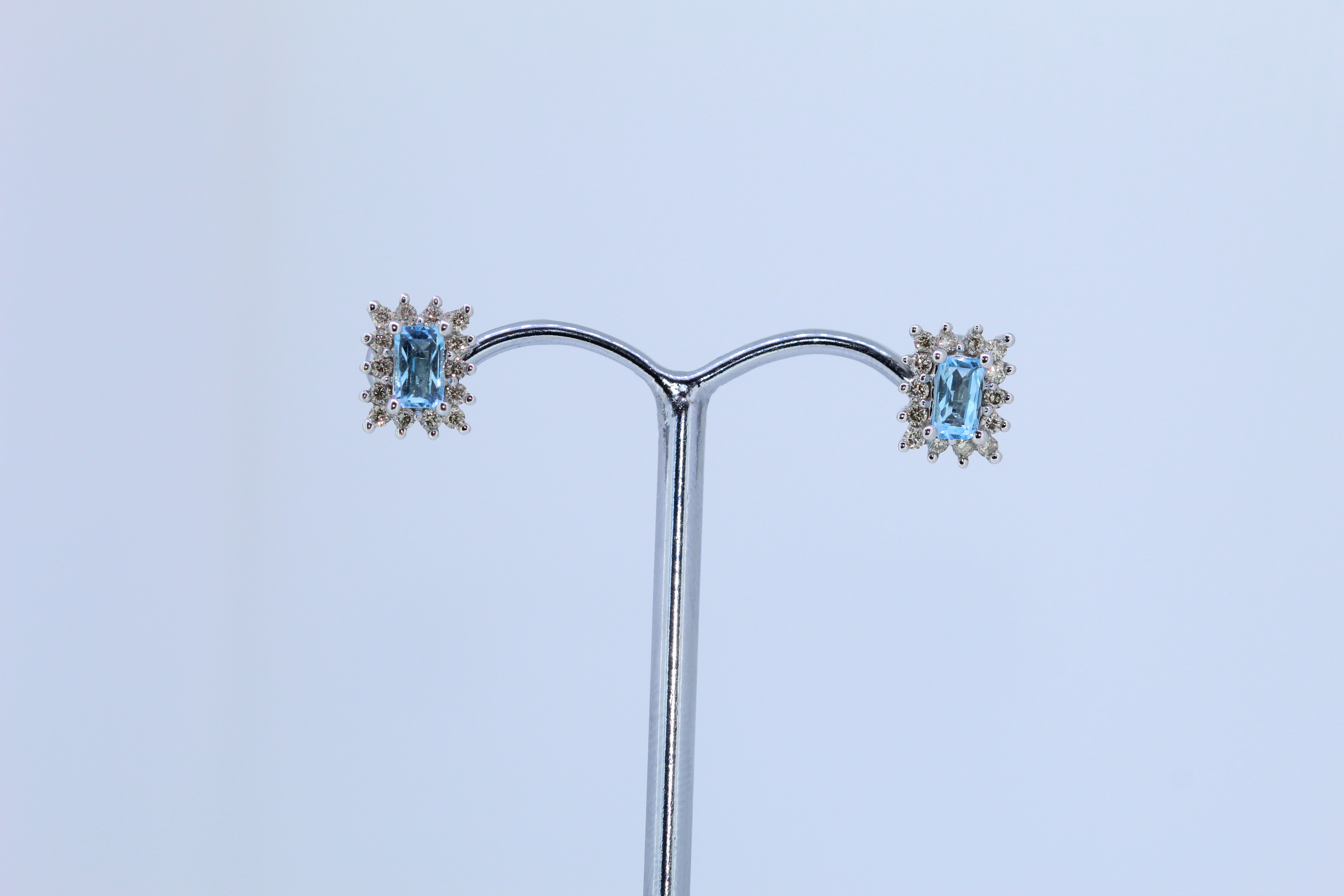 9ct White Gold Topaz And Diamond Stud Earrings - Image 3 of 4