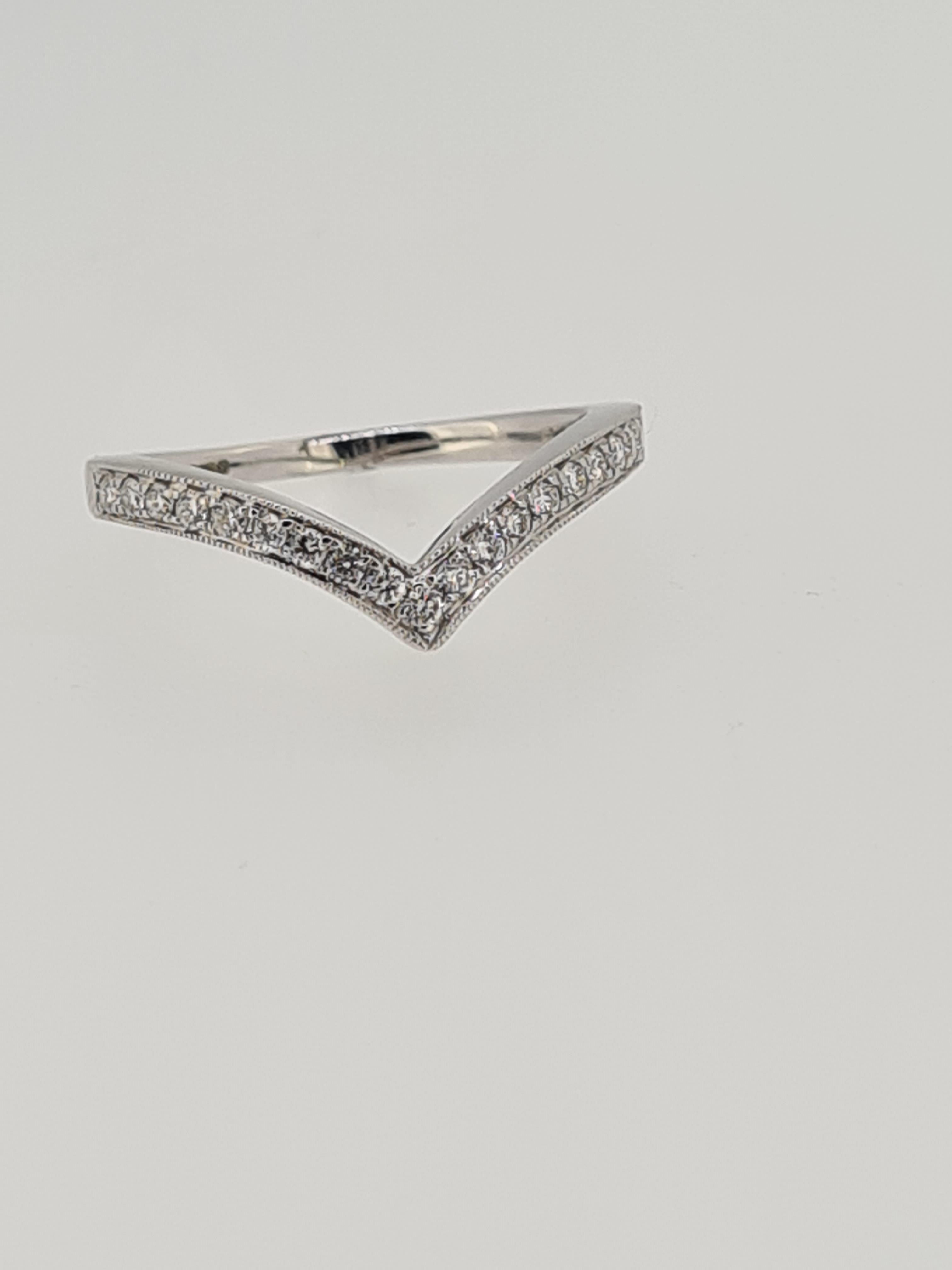 18ct white gold diamond set wish bone ring - Image 5 of 5