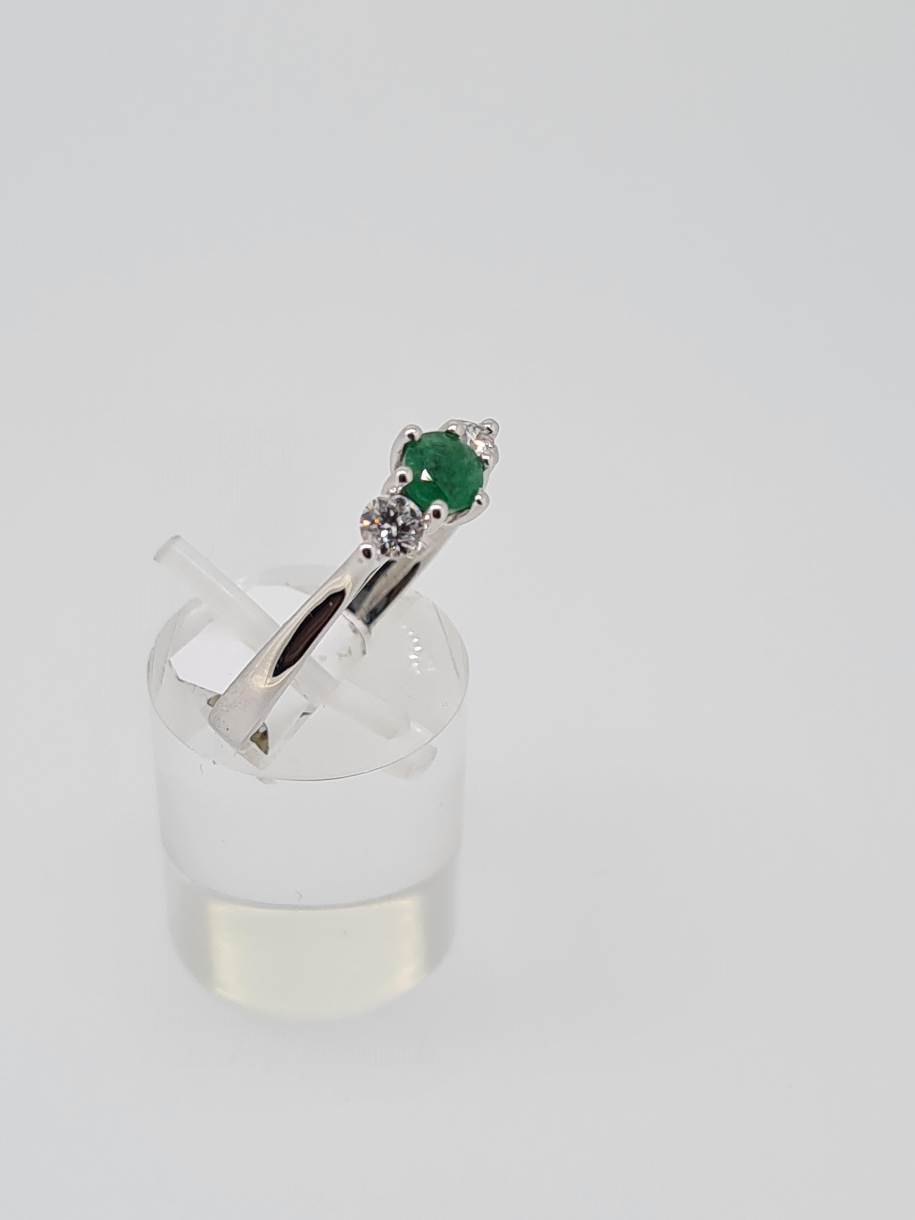 9ct white gold emerald and diamond ring - Image 2 of 4