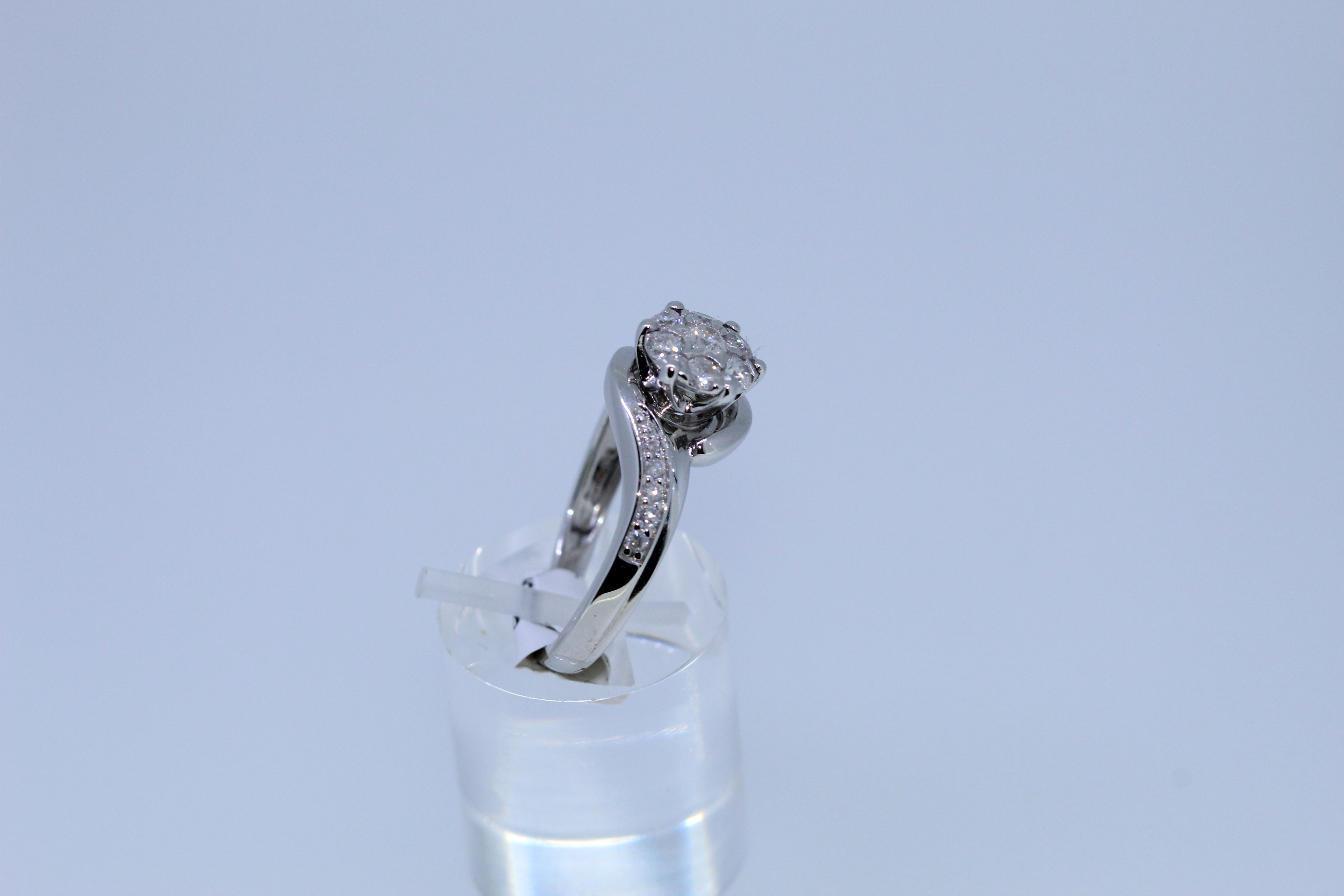 9k White Gold Diamond Cluster Ring - Image 3 of 4