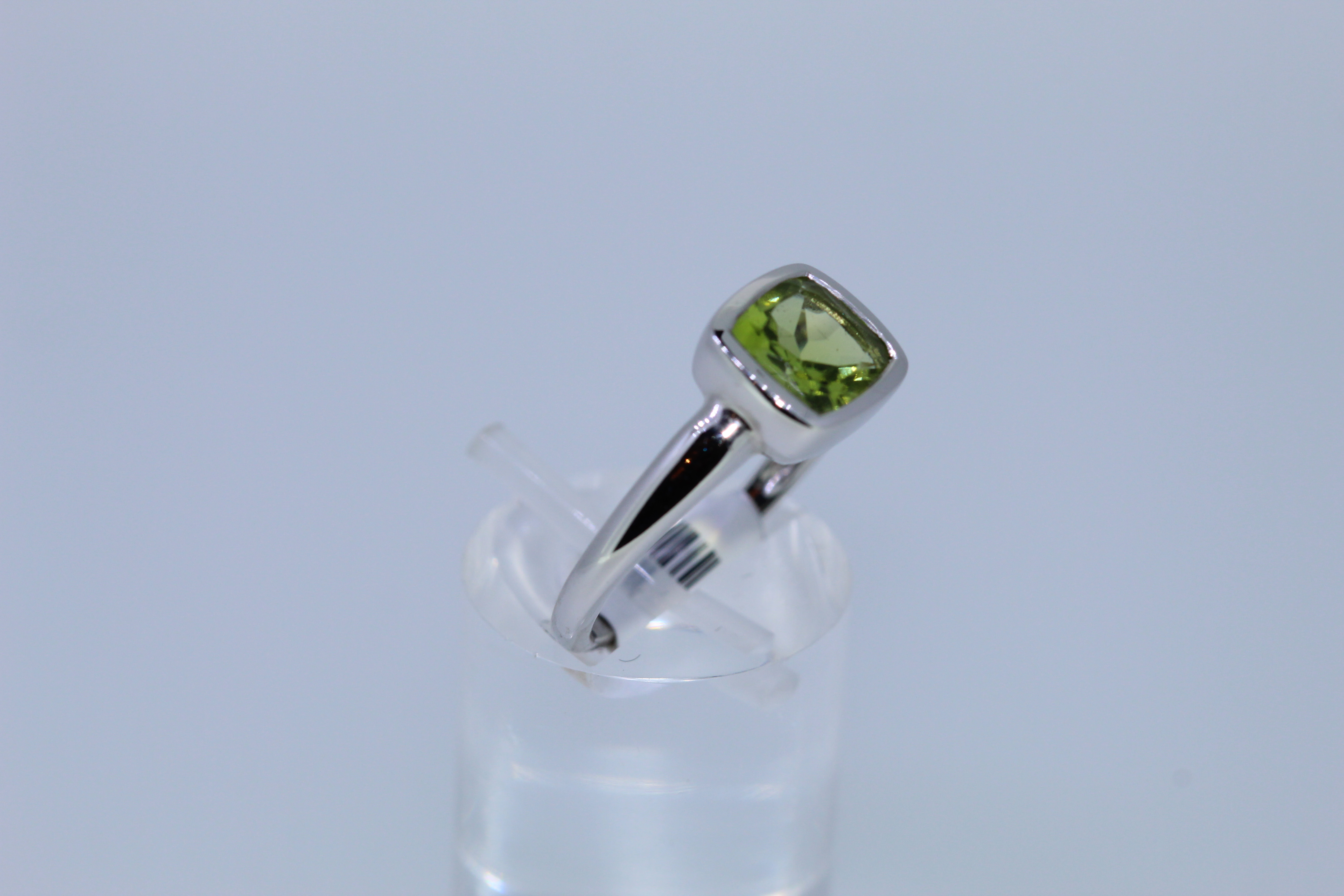 9k White Gold Peridot Ring - Image 2 of 4