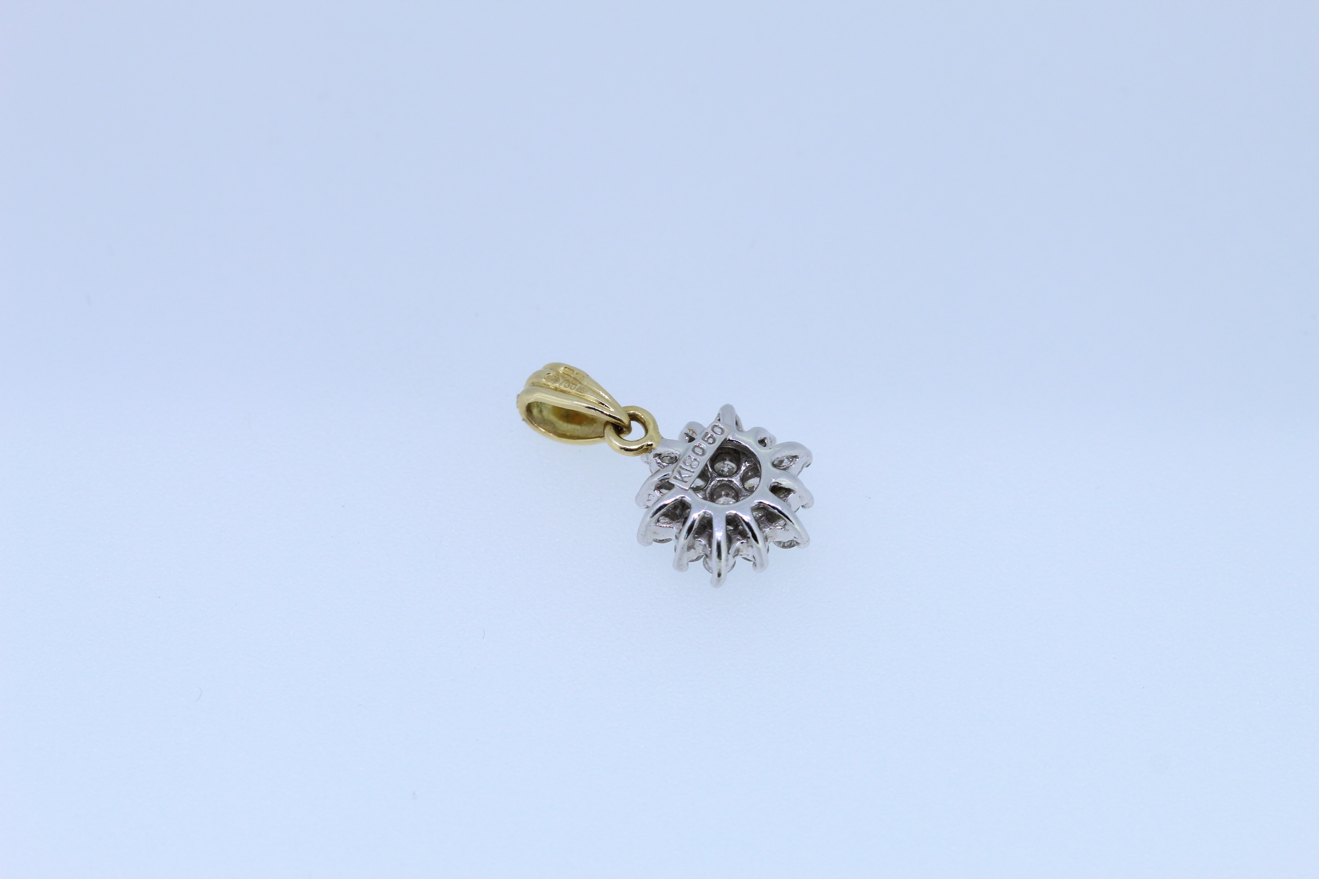 18ct Hallmark Diamond Cluster Pendant - Image 4 of 4