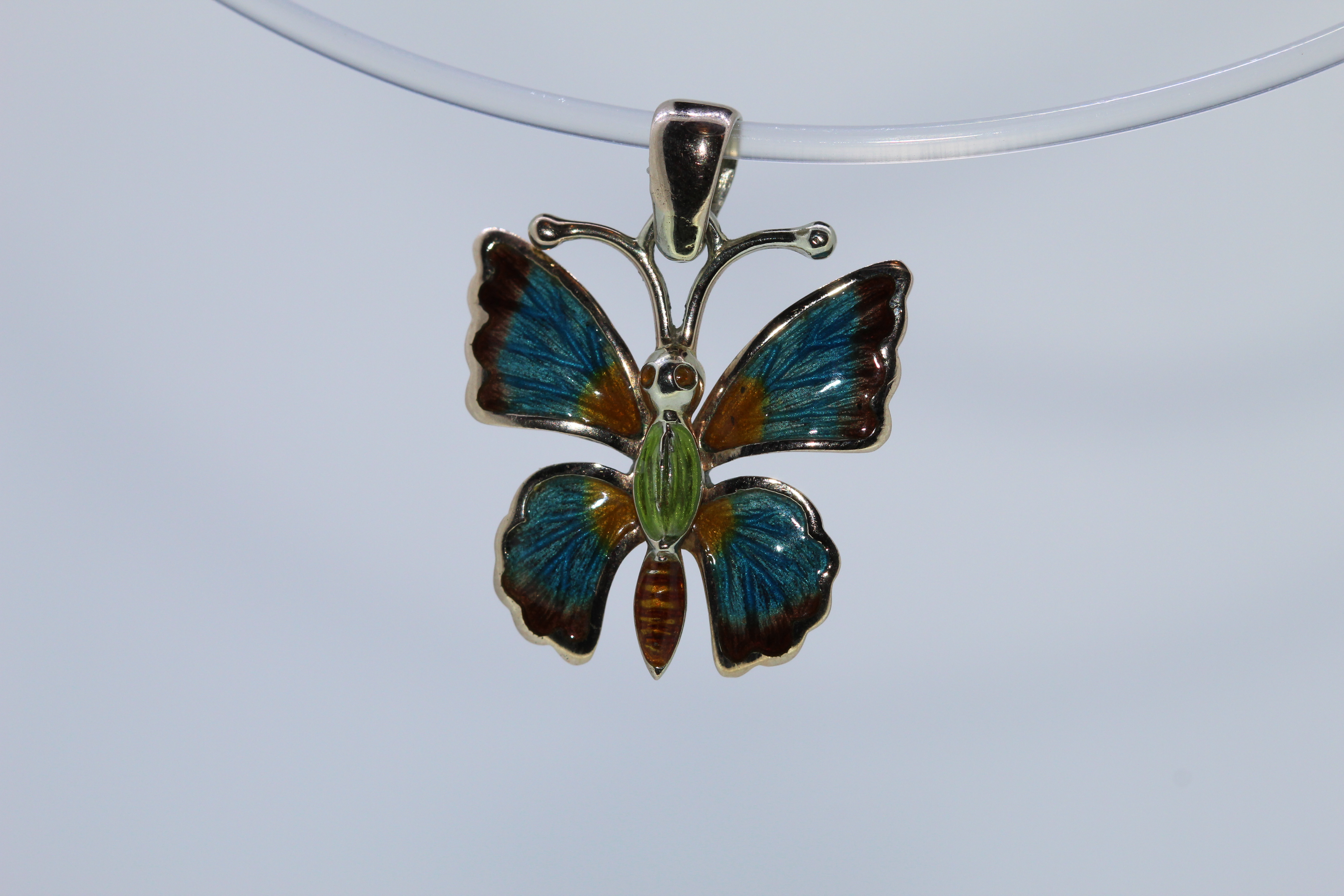 9k White Gold Enamel Butterfly Pendant - Image 3 of 5