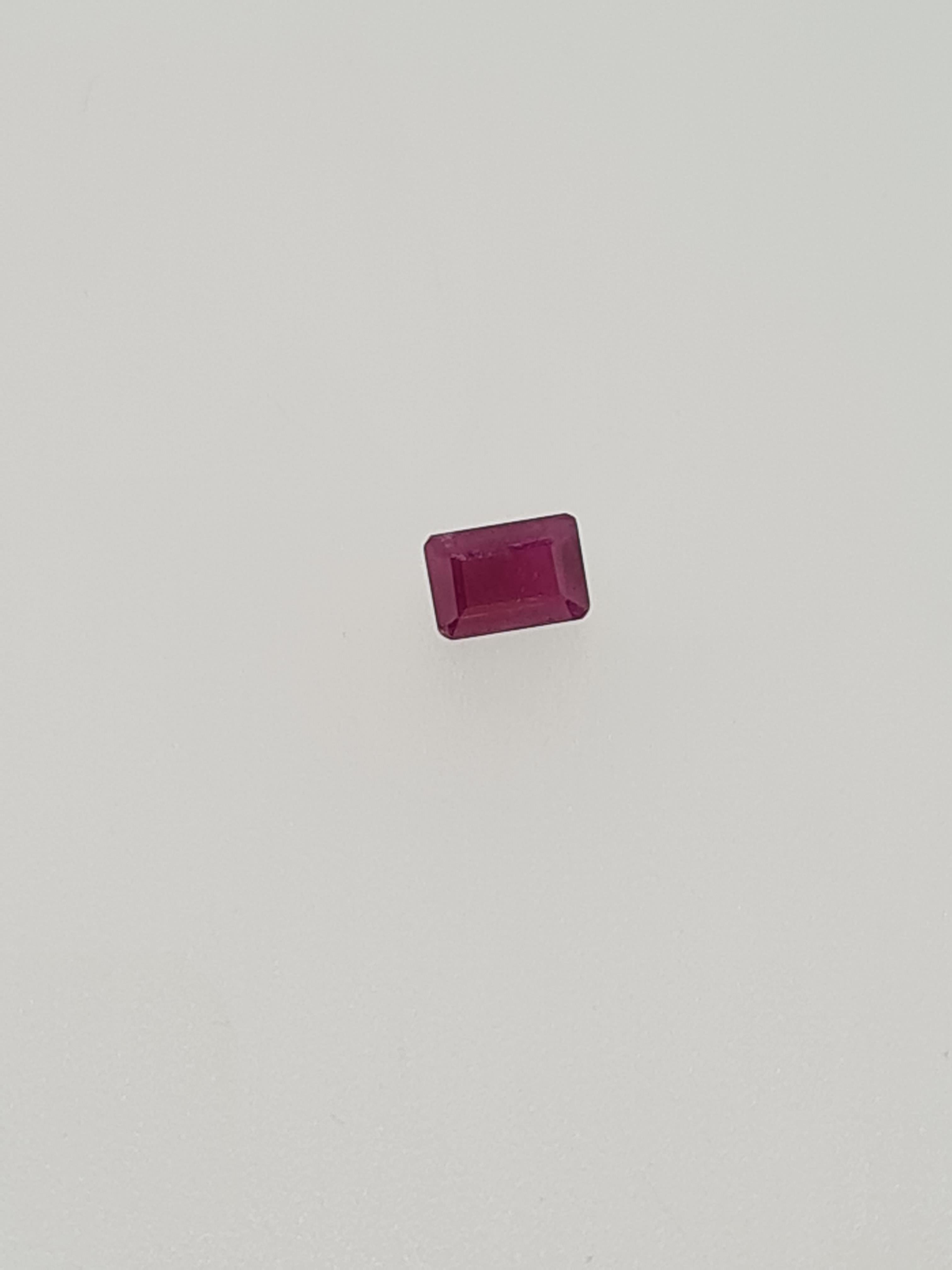 Ruby emerald cut gem stone - Image 5 of 5