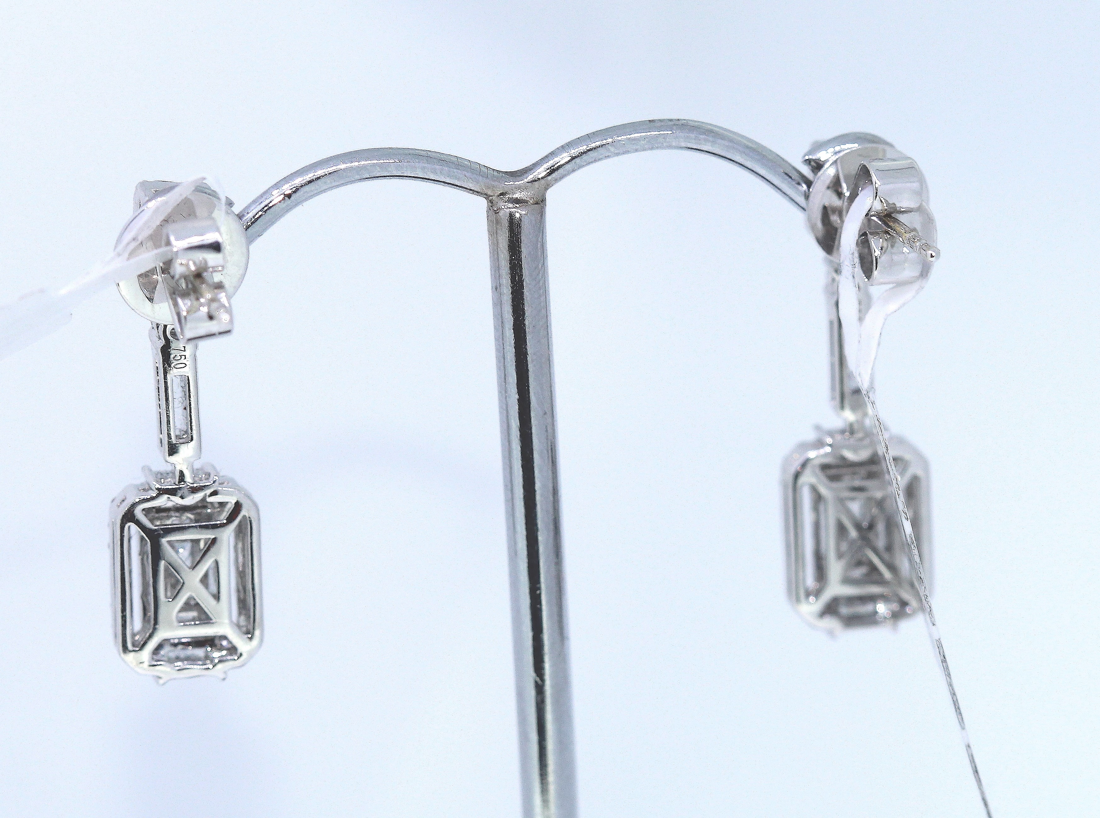 18k White Gold Diamond Drop Earrings - Image 4 of 5